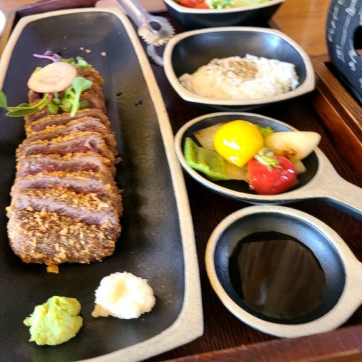 춘천 규카츠 파스타 맛집 👍👍
어반스트릿 후기
단골로 몇번 왔던곳이라서 춘천가게되면
찾아가는 곳 ~^^

이집에 시그니처는 규카츠😍😍
입에서 살살 녹는 규카츠를 화로에 구워서 먹으면 와사비 살짝 올려서 먹으면..짱맛이고
파스타는 꾸덕한 소스가 일품이에요
원래 로제만먹었는데 이번에는 바질빠네로 도전!!

와 근데... 이거슨 정말 ㅋㅋ 꾸덕한 크림이 잘 발라진 파스타면이 입안가득 행복감을 선사하니..ㅜ 바질빠네에 푹 빠져버린날..!!

😻규카츠와 파스타 이거면 둘이서 데이트하기에도 좋고 외식하기에도 분위기 좋은 레스토랑이에요
춘천맛집으로 저는 찾아가는 곳 어반스트릿 리뷰는 마칠게용 :)

#춘천파스타맛집#춘천규카츠#규카츠맛집#춘천레스토랑#춘천외식#바질빠네파스타#규카츠#춘천맛집#춘천파스타#춘천데이트#먹팔#먹스타그램#좋아요반사❤️ #먹팔선팔환영#춘천어반스트릿