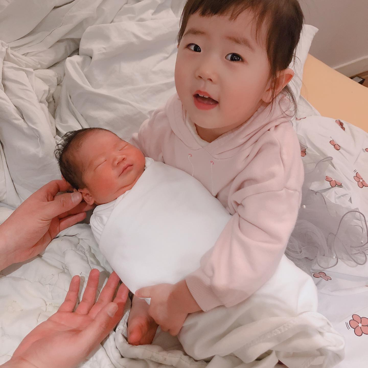 _
내 분신과 끝사랑♥
아기가 아기를 안고 있네 뭉클하다
.
.
.
#시아시진
#내새끼들#딸하나아들하나#남매맘#사랑해