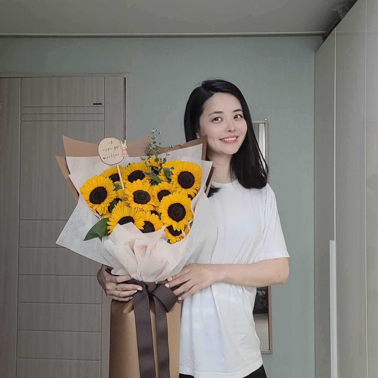 2021.04.09
4주년 결혼기념일
.
아침에 띵똥~ 소리에 깜짝~
꽃다발 사이즈보소~🤭
애들이 더 좋아하는 해바라기🌻
.
더 행복하게 살아요~
둘데이트사진은... 웂네🤣
.
#꽃다발선물 #결혼기념일 #일상 #딸둘맘👭 #큰꽃다발💐 #애들이좋아해 #자연관찰중