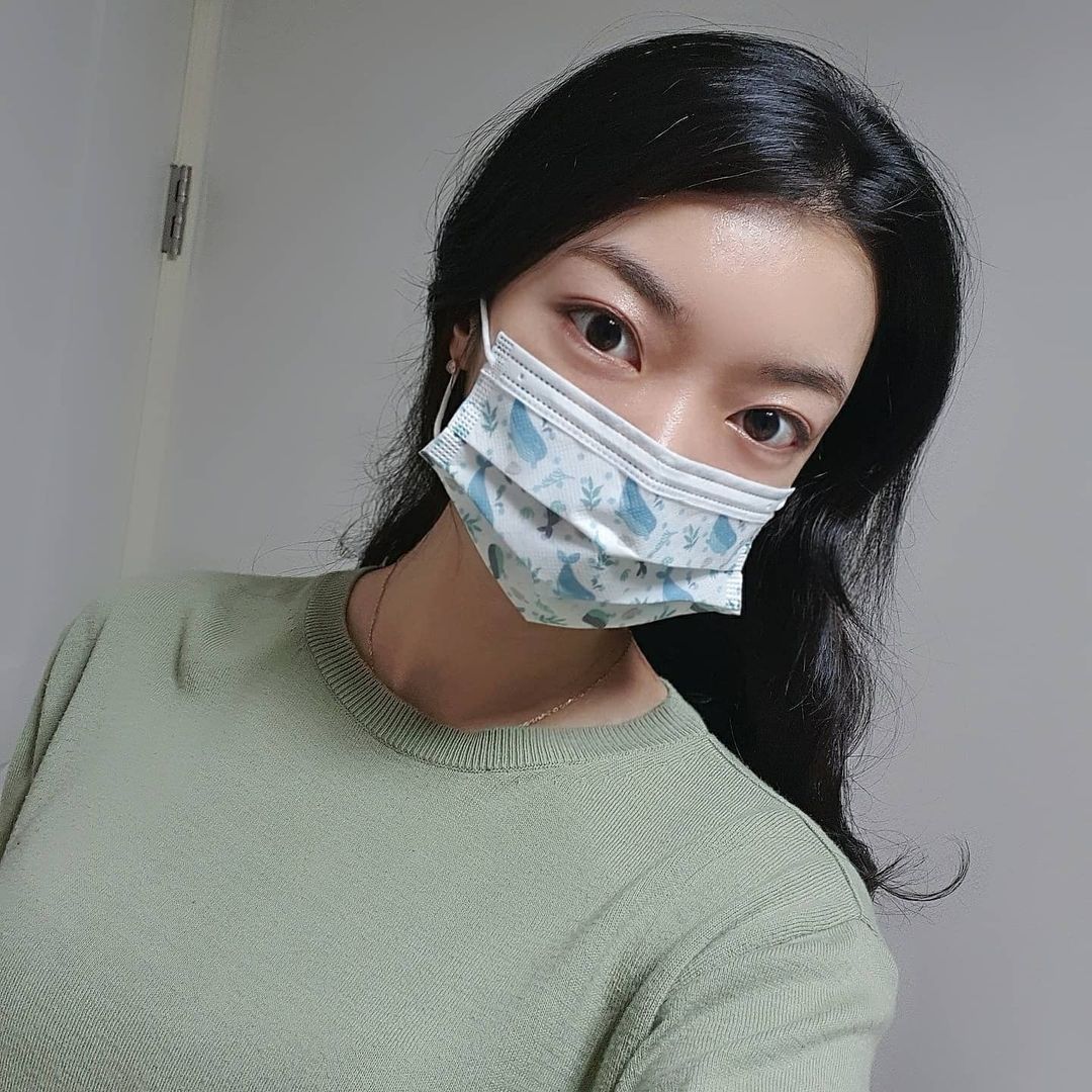  “요즘 황사며, 미세먼지, 그리고 코로나까지....... 이젠 마스크없는 일상은 기억이 안나요ㅠㅠ 그래서 마스크는 어디든 필수인데 마스크가 이렇게 예쁘기 있긔?👀 디자인이며 색감이며 어느하나 빠지는것이 음슴💕 중요한건 오래쓰고있어도 피부 자극이나…”