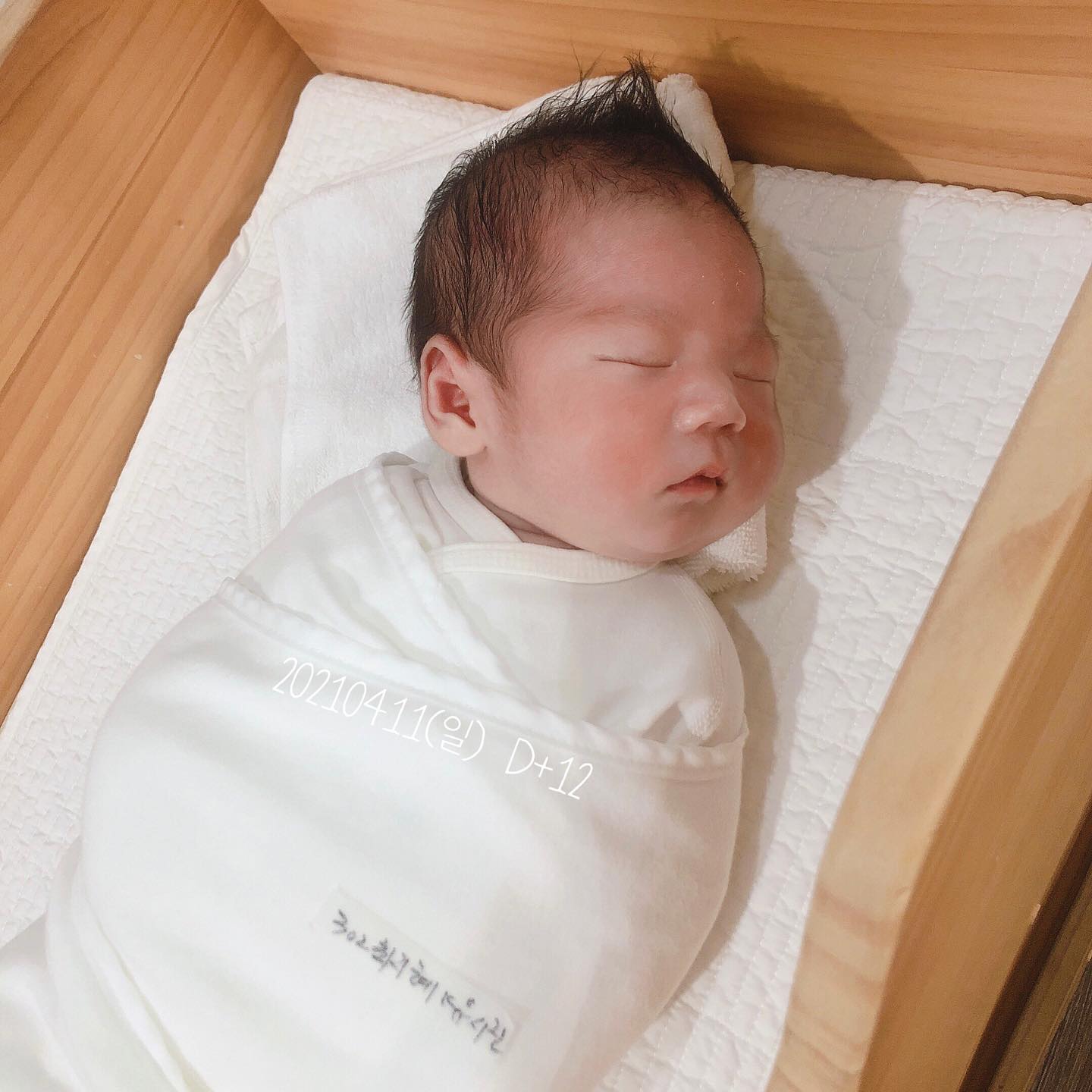 _
천국생활 반이 지났다...😱😱

볼빵빵 시지니👶🏻
잘먹고 잘싸고 잘 지내는중
.
.
.
#2021년4월#조리원생활#천국
#시아보고싶다#그치만더있다갈게