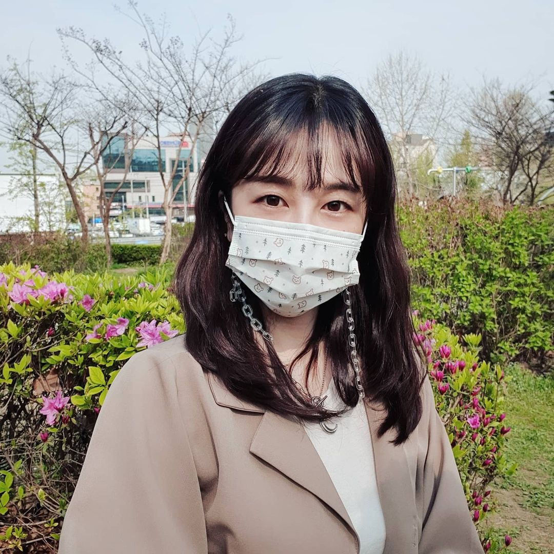  “KF94 검정색 쓰구 펠리컨 마냥 봄이 와도 칙칙하게 하고 다녔는데, 기회가 생겨 컬러 패턴 마스크 득템 ♥︎ 예쁘고 독특한 점도 있지만 ! 넘 좋은 건 ~ 피부 트러블 올라와서 따끔따끔 울긋불긋 아주 난리라 걱정했는데, 순면으로 내 피부를 감싸는…”
