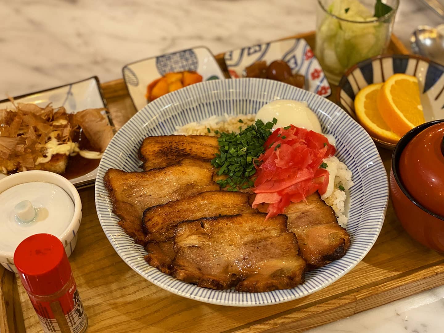 💫 #성신여대맛집 / 윤휘식당 💫

🍲 차슈동 정식 (11000)
🍲 치즈멘치카츠 정식 (11000)
🍹 오렌지에이드 (4000)

Yum~~~~~~~
오랜 #성신핫플 윤휘식당 ㅎㅎ
일학년때 가보고 올만에 재방문
여전히 사람많고 맛있다ㅠ여긴 다좋은데 가게가 좁아서 웨이팅이 심함!!
정식 구성이 넘 좋음 계란찜안에 새우도 넣어주고 계란찜 육수가 대박임 ㅠ ㅈㄴ내스탈!!
두부 오꼬노미야끼도 맛있다 ლ(◞‿◟ლ)
차슈동도 고기 두툼하고 맛남 ㅎㅎ좀 느끼해서 오렌지에이드랑 같이 먹음 딱이었다 굿 ㅋ상큼달달
친구 치즈멘치카츠도 양많고 맛있음 근데 역시나 먹다보면 느끼함 ㅋㅋ꼭 에이드랑 드세요~
인테리어도 귀엽고 #데이트핫플 인듯..:)
다만 매장이 작으니 플랜비를 생각하고 가세요

#냠냠린_성신여대