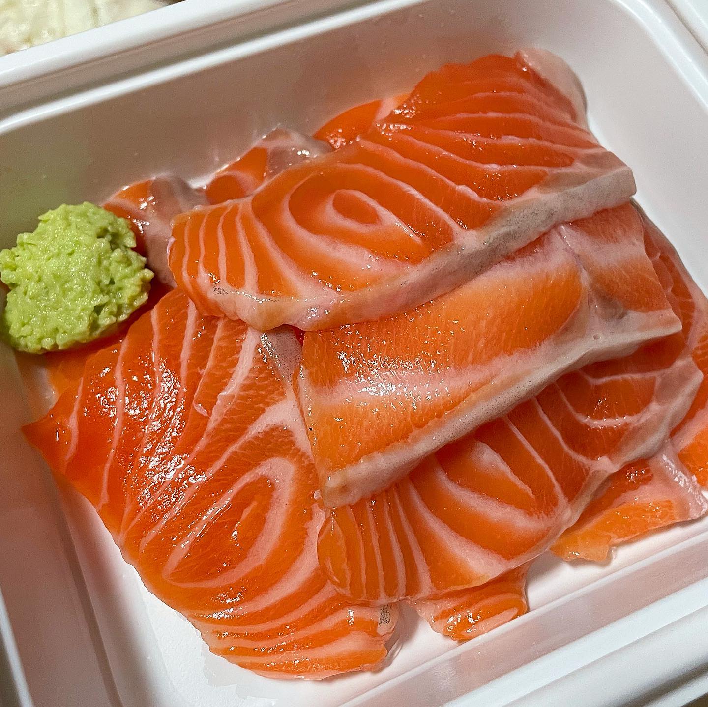 빛깔 고운 연어 🍣 사케동 간도 딱맞고 연어 추가했더니 양도 넉넉, 연어새우롤은 말해뭐해 한입가득 쑤셔넣으면 행복이 별거있나싶음 ㅎㅎㅎ 배달도 엄청 빨리옴 ㅜㅜ 강추❣️