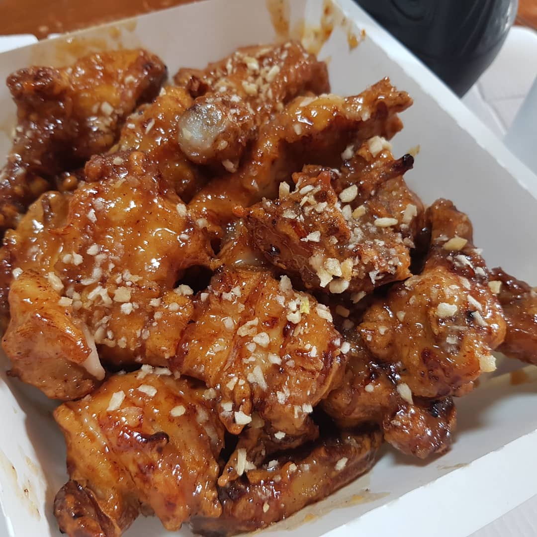 #치킨

퇴근하고 오랜만에 굽네치킨 💙💜
굽네치킨에서 #갈릭마왕치킨 은 
처음 주문해봤는데 마늘향의 풍미가
느므느므 좋고 소스가 달달해서
자꾸 자꾸 손이가는 맛이에여 👍👍

원래 제 최애치킨이 고추바사삭인데
갈릭마왕치킨은 고추바사삭이랑은 
또 다른 #촉촉 #달달 #알싸 한 맛이랄까

#굽네치킨 #굽네마왕 #갈릭마왕
오랜만에 맛있는 치킨 먹어서 신나용
#굽네갈릭마왕 #굽네신제품