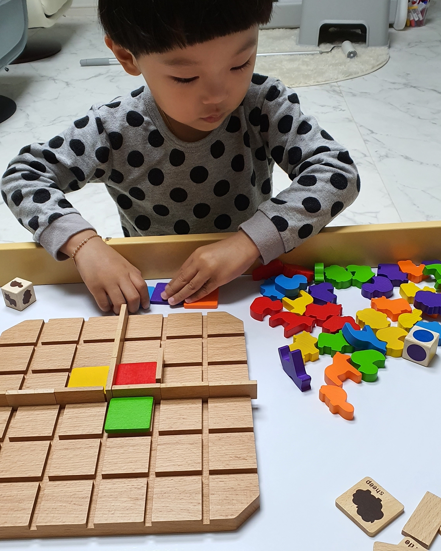 😁
만지는수학 6주차<규칙과분류>
주입식 교육이 아니라 놀이처럼 다가가서 수학이라는 개념익히기 활동시작!

만지는 수학 강의를 듣기전엔
나는 내가 규칙을 정하고 그 규칙대로 지환이가 따라오게끔 했었다.
하지만 나 스스로가 달라지고 있는요즘

분류판위에 분류칩을 이용해 섹션 나누기
ㅡ여기 동물들 집을 지어줄꺼야.집을 몇개로 나눠 볼까?
ㅡ3개!!
OK!분류칩으로 3구역으로 나누어보았다.
ㅡ각각 집에 어떤색깔 동물들을 넣어주면 좋을까?
ㅡ여긴 레드,여긴 노랑,여긴 초록!!
지환이가 직접 색깔을 선택하도록 해주었다.
다음은 
ㅡ여기 빨간색집엔 빨간색 동물친구들을 초대해볼까?여긴 노랑색 친구들.여긴 초록

이렇게해서 지환이가 스스로 만든 규칙대로 색깔분류놀이를 즐겁게했다.

다음은 지환이가 순서를 정해 동물그림칩을 올려두고 그 아래엔 색깔칩을 둔후 동물그림과색깔칩이 일치하는 동물을 찾아보는 놀이를 했다.
ㅡ오구오구 잘하네^^
폭풍칭찬을 해가며 오늘도 즐겁게 만수놀이 끝~

이후 몇가지 놀이를 더 했지만
ㅡ엄마 사진 그만찍어!같이하자!!
하는통에 인증샷은 여기까지✌

#산타맘스쿨_만지는수학 
#산타맘
#만지는수학
#엄마표수학
santamom_insta