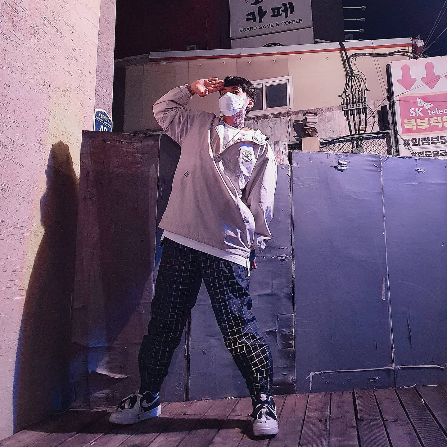 오늘 멘트 없음❌
오늘은 그냥 나한테 하고싶은말 적고 가봐요👍
조건은 무조건 반말로 가쟈🔥🔥
.
.
.
👕: #컨버스아노락 
👖: #나이키플래시 
👟: #에어포스피마원 
.
.
.
#스트릿코디 #체크바지추천 #골목길사진 #남자데일리룩 #남자코디북 #20대코디룩 #옷스타그램데일리룩 #fashionstyle