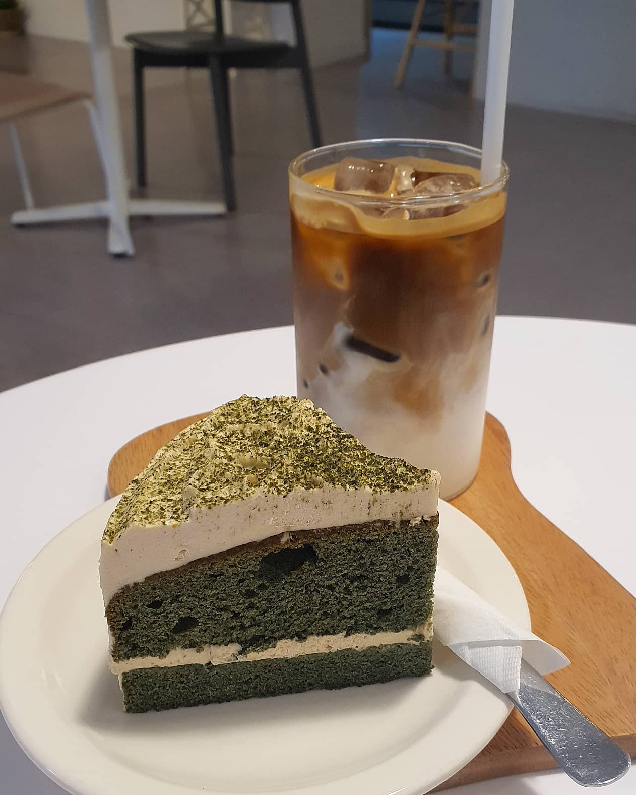 💫 #성신여대카페 / 카페 평행선 💫

🎂 쑥케이크 (콩가루크림) 6300
☕ 카페라떼 4500

평소에 가보고 싶던 집 근처 카페!!
#디저트맛집 으로 유명해서 케이크를 시켜봄..
#쑥케이크 완전 개마싯슴 ㅠ 너무 심하게 달지 않아서 좋았다 콩가루 크림이랑 쑥의 조합이 최고
라떼랑 궁합 대박임:)♡♡
분위기도 좋고 조용하고 깨끗한 곳!!
아패 가져가서 과제하기 딱이었다
또가야지
다른 케이크도 많던데 담엔 요거트케잌 도전할 것ლ(◞‿◟ლ)

#냠냠린_성신여대