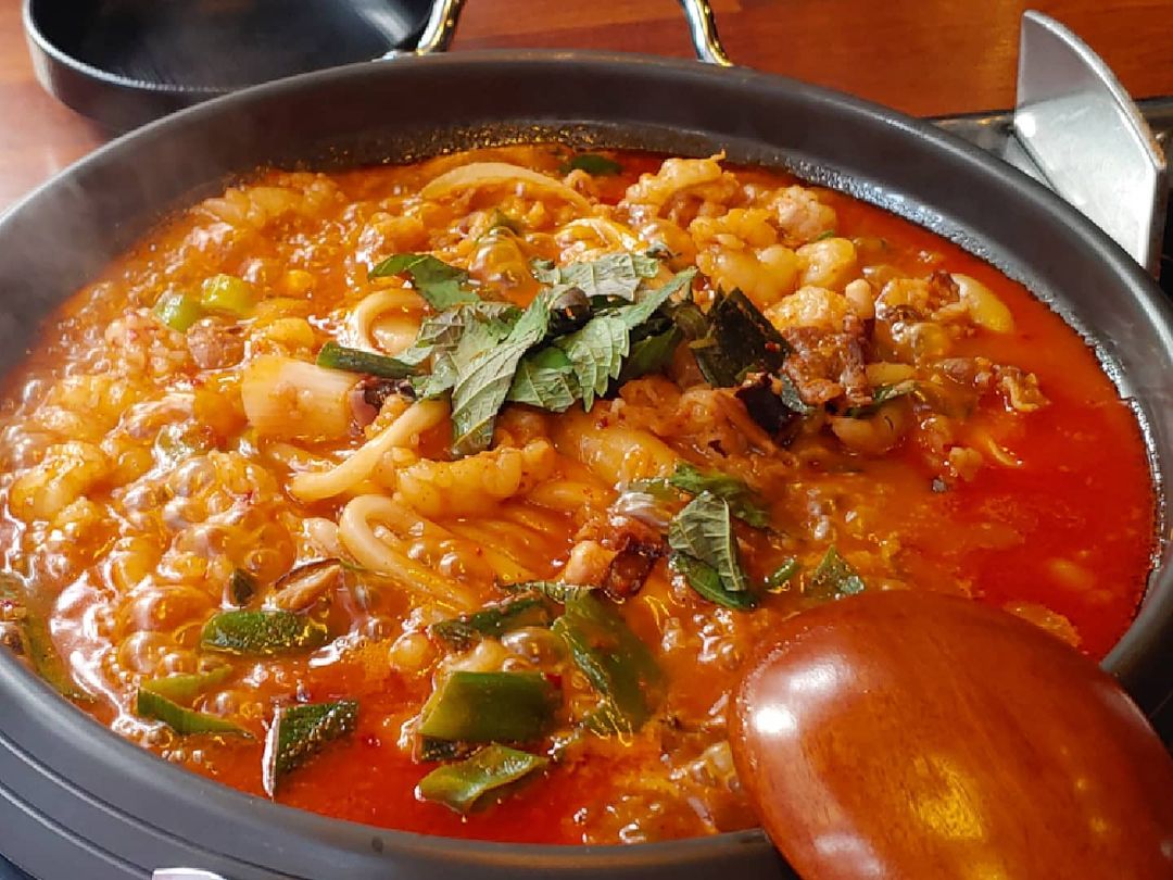  “🍴 엄마랑 낙곱새먹으러 방문한 육해진미💕 배가 많이 고픈상태로간게 아니라 다 못 먹으면 어쩌지했지만 역시 엄마랑 나는 음식에 진심이라 다 먹었다😂👏 다음엔 술 한잔하러 오기로! . . . . . #엄마랑 #맛집탐방 #먹스타그램 #먹방 #성남맛집…”