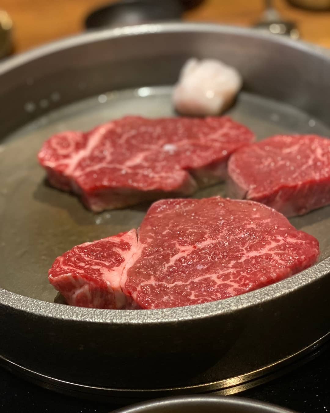 .
#불토
비오는 토요일.
평소는 쉽게 먹기힘든 비싼한우와함께 한잔
친구들과의 즐거운시간.
10시 통금시간과함께 지하철타고 컴백홈ㅋㅋ
#모임
#5인이상집합금지 
#송도
#한우맛집
#녹는다녹아