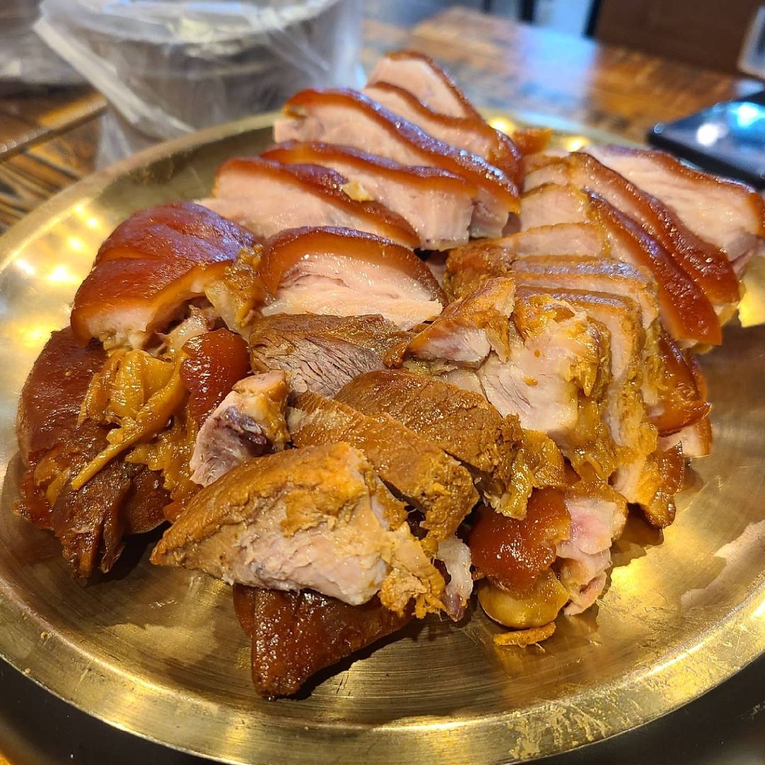  “#협찬 #유료광고 20210516 오늘의 저녁🍖 왕십리 호야네족발🐷 🙆🏻주소:서울 성동구 무학봉26길 9 호야네족발 별관 🙆🏻연락처:02-6326-2056 족발을 먹겠다는 의지로 비를 뚫고 호야네족발에 다녀왔어요😤😤 족발이 나오긴 전…”
