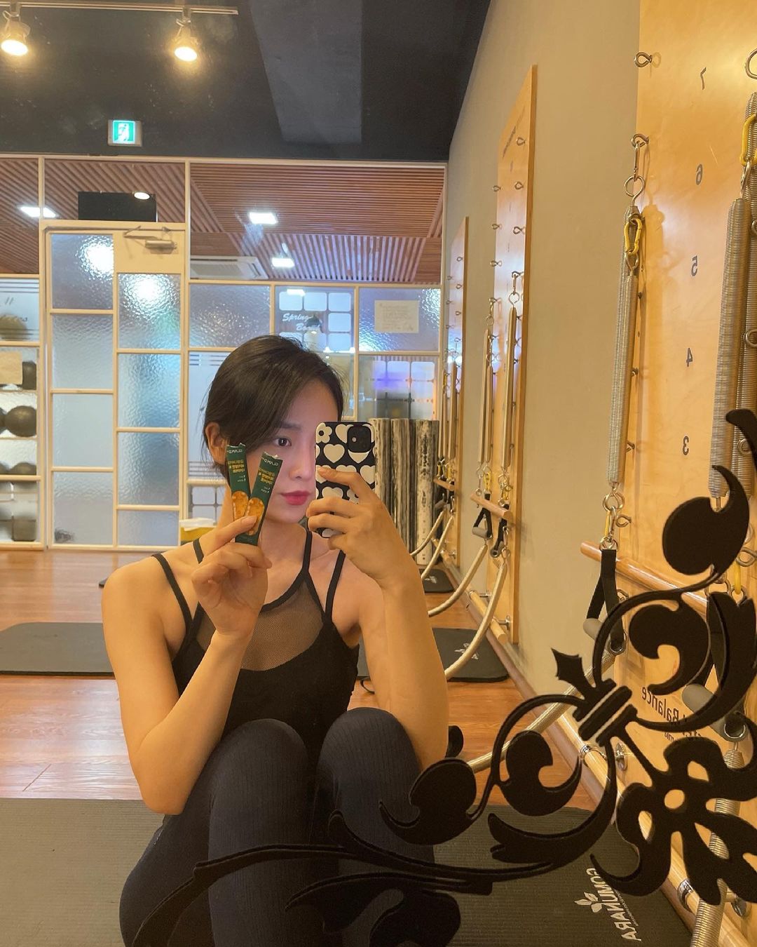  “#협찬 나는 두포를 털어서 부스트업을 하였다🧘🏻‍♀️ 달달한 레몬맛🍋 마시기전에 쉐킷 쉐킷하면 탄산이 톡톡💥 나 이제 글램디없이 어케 살지..😩 . . . #글램디바이오 #glamdmbio #체지방만쏙다이어트 #엘카르니틴 #몸매관리 #체지방감소…”