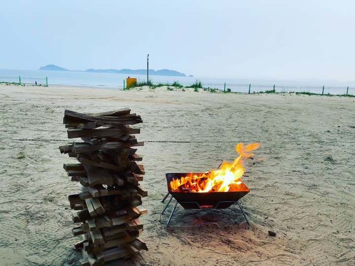 🏕
21.5.14.-16
캠핑먹방1탄

건강검진하고 느즈막케 달려간
바다🌊

비가 오락가락
그래도 맛좋앗던 캠핑

캠장에서 추천해준
#일등수산
✔️갑오징어✔️개불

갑오징어회 세상 맛나🧡 역시 제철😎

집에서 가져간 디포리 다시마 육수내서 ✔️명란 알탕 
그리고 
✔️우대갈비 트러플소금 쌈장 삼광와사비 취향껏 콕콕찍어서😆

덤으로 아버님들의 폭죽 배틀🎇

갑오징어회..다시봐도 존맛🍶