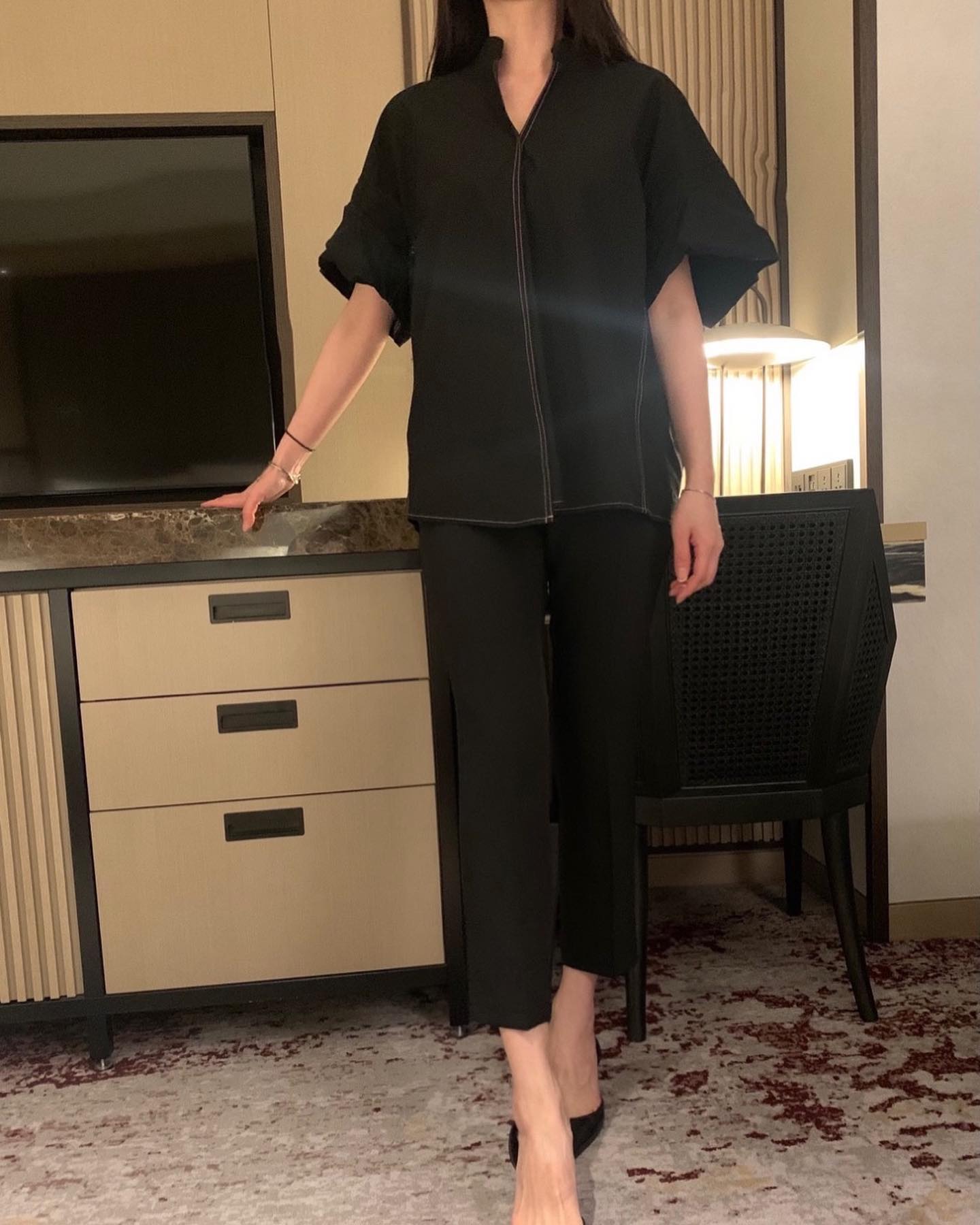 🏷 스티치블라우스 #그레이스블리 

바스락거리고 힘 있는 코튼 소재의 블라우스를 
소개해드려요:) 

통풍이 잘 되서 엄~~청 시원한 
오버핏 스티치 블라우스입니다
 
블랙 색상은 핑크 배색 스티치로 
퀄리티를 살렸구요 
베이지컬러는 라이트한 색감의 베이지로 
답답해 보이지 않고 
흔하지 않은 색상으로 소장가치가 더욱 높습니다. 

넉넉한 핏에 적당한 기장감으로 
77언니들까지 여리여리한 핏으로 
연출 가능하구요~ 
넣어서 입어도 이쁘고 
꺼내서 입어도 예쁘기 때문에 
두가지로 연출하시면 더욱 좋을 블라우스입니다

✔️스토어팜업데이트예정 
✔️컬러 : 블랙, 그린, 베이지

프로필 링크에 예쁜 제품 많이 있으니 찾아주세요💕