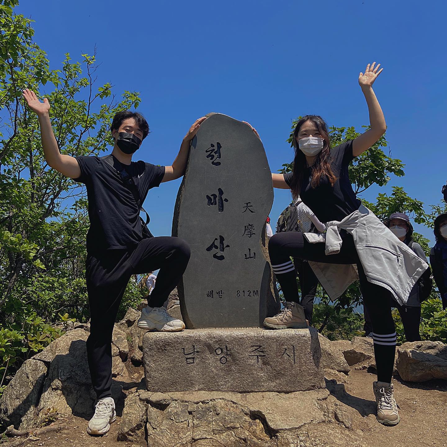 2021.05.19 천마산🏔
날씨,몸상태 이런저런 핑계로 3주간 찾지 않던 산. 
오랜만에 맛있는 음식 바리바리 싸들고 천마산으로~~
오랜만에 가는 산이라 힘들 줄 알았지만 전혀 힘들지 않았다는👍
.
.
.
.
.
#일상 #일상스타그램 #daily #커플#커플스타그램 #산 #산스타그램 #등산 #등산스타그램 #등산복패션 #경기도 #남양주시 #천마산 #천마산정상 #천마산도식후경