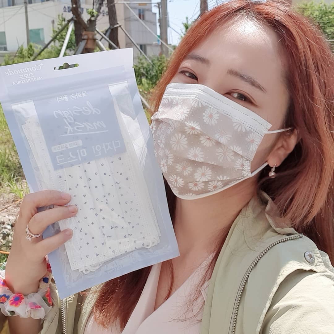  “#협찬 나는 마스크 하나도 예쁜걸루 하고싶다면 정답은 바로 코모드 디자인마스크에요💟 300가지 이상의 은은한 디자인이 튀지않으면서 다 예뻐요 증맬🥰 목화솜 순면 100% 필터라 순하고 부드러운 착용감이 좋구요👍 숨쉬기가 편하고 입냄새…”