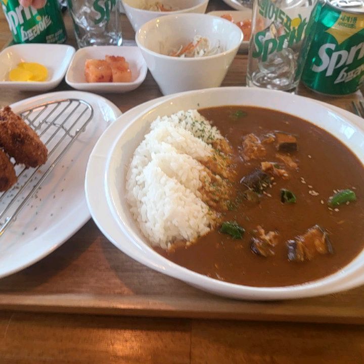 강릉 남항진가는 길목에 위치한 맛집 발견~!
😘네스트커리
🖖운영시간 : 월,일요일은 휴무
화~토요일 11시30분 - 21시
브레이크타임 : 15시~17시

카페같은 분위기의 편안한 식당이에요
깔끔하게 식사한끼 먹고가기에 좋은곳
카레라고해서 별거아닐것 같은디?
nono~~ 숙성하고 육수도 별도로 만드셔서
카레 맛이 깊이가 확실히 달라요달라~

다양한 카레 맛을 즐길수 있기도해서 괜찮고
세트로 새우튀김 고로케 선택해서 먹었는데
새우는 크고 바삭함 고로케는 겉바속촉 
사이드메뉴도 만족스러웠던 강릉항 맛집!!

깔끔하게 한끼식사 해보시는건 어떠세요~?^^

#강릉남항진맛집#강릉맛집#네스트커리#강릉안목식당#강릉숨은맛집#강릉커리#숙성커리#깊은맛카레#협찬