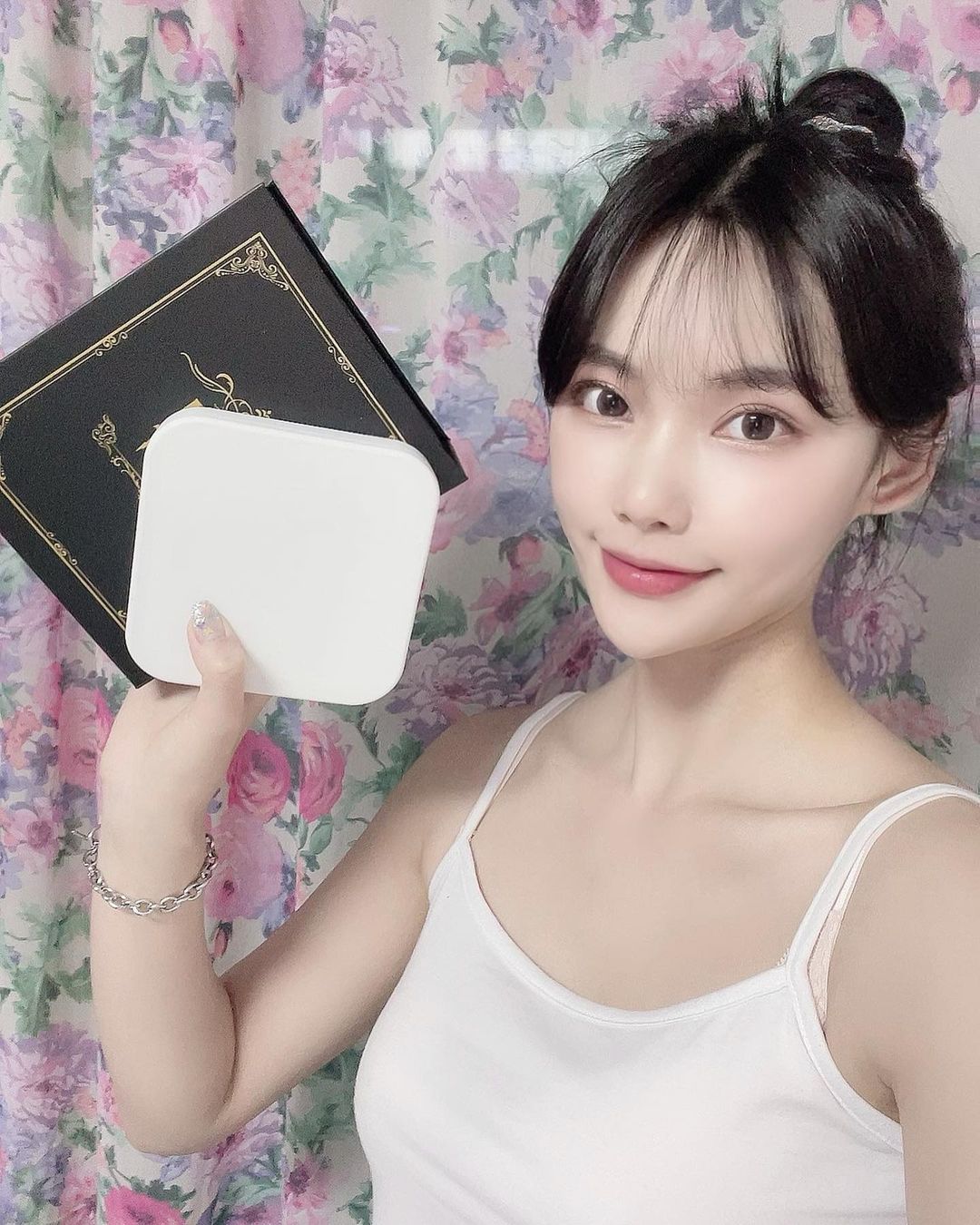  “3cm 충전 거리에서도 충전이 가능한 신기한 호구와트 충전기 +_+ ✨ 10w 고속 충전이라 급할때 유용하닷 👍🏻 #무선충전패드#호구와트#호구와트무선충전기#무선충전기#협찬”