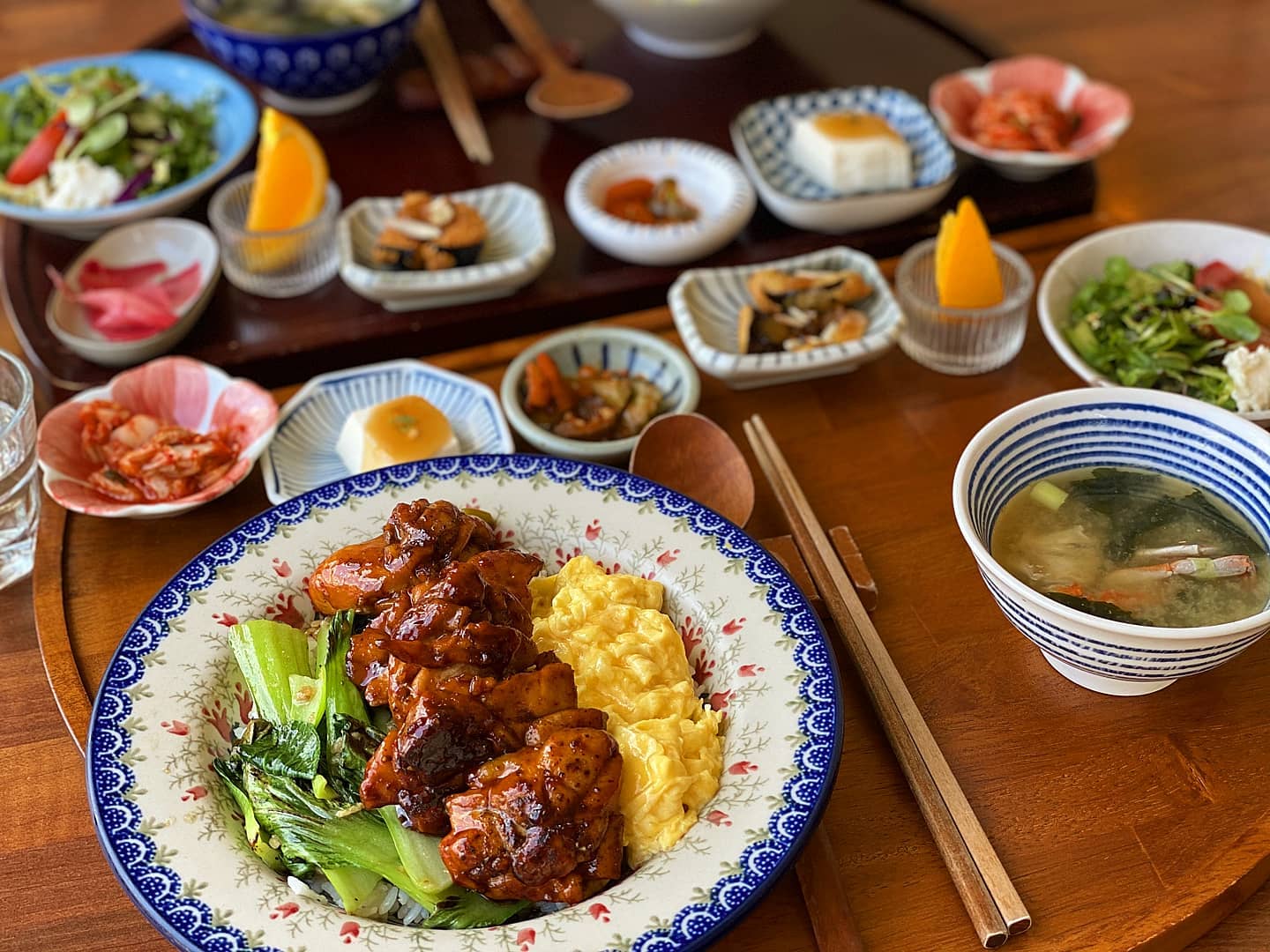 💫 #연희동맛집 / 시오 💫

🍲 삼색야끼도리 (15000)
🍲 시오연어덮밥 (15000)

#연희동핫플 로 정~~~말 유명한 시오!!!
역시나 평일에도 웨이팅이 조금 있더라구요 ㅎㅎ
워낙 유명해서 기대 엄청했는데 진짜 괜춘!!!♡
닭도 크고 구성도 넘넘 좋아요 ㅎㅎ
워낙 한상차림을 좋아해서,,,반찬 다양하고,,국도 꽃게도 들어있고 ㅋㅋㅋㅋ넘 맛있었다
친구가 시킨 #연어덮밥 도 연어 되게 크고 두툼 ㅋㅋㅋㅋ존맛 ㅠ
첫끼니라 많이 안들어가서 좀 남겼는데ㅠ너무 아깝다
담엔 저녁에 가서 다 먹고와여겠어요;;
연희동가면 꼭 재방문할 맛집입니다ლ(◞‿◟ლ)

#냠냠린_연희