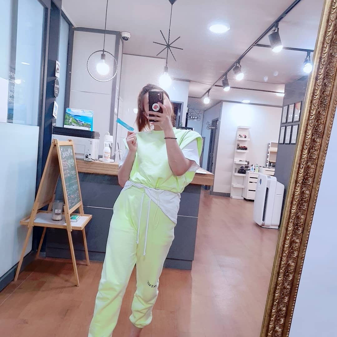  “#협찬 우리처럼 식습관이 불규칙적인 사람들에게는 말못하는 고충이 있다죠~~ㅠㅠ 스틱이라서 간편하고 맛도 요구르트맛이나서 쌤이랑 저랑 너무 맛있게 잘 챙겨먹었어요~~♡ . . . 유산균은 필수 영영제라는거 다들 챙겨드시고…”