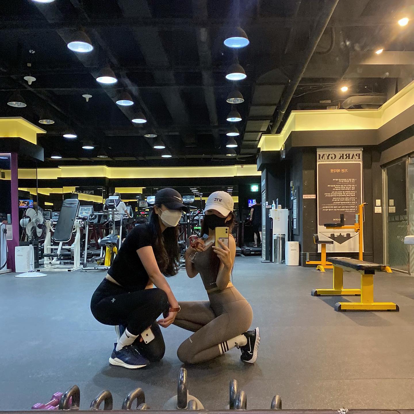 70kg▶️50kg 까지도 함께였던 젝시믹스..🤍
54kg까지 쪘으니까 다시 다이어트 
허리말림X쫀쫀하고 탄탄하게 군살을 모두 잡아줘요
몸매도 더 예뻐보이는 느낌적인 느낌(?)

#젝시믹스는사랑입니다😍 
#젝시믹스#제우스#XEUS#레깅스추천#운동하는여자##다이어트시작#헬린이스타트#필라테스요가#말고#헬스#친구랑#하니까#꿀잼이다#체지방줄이기#화이팅#왕십리헬스장#왕십리파크짐#파크짐#파크짐왕십리점#가을빛으로물드는노을