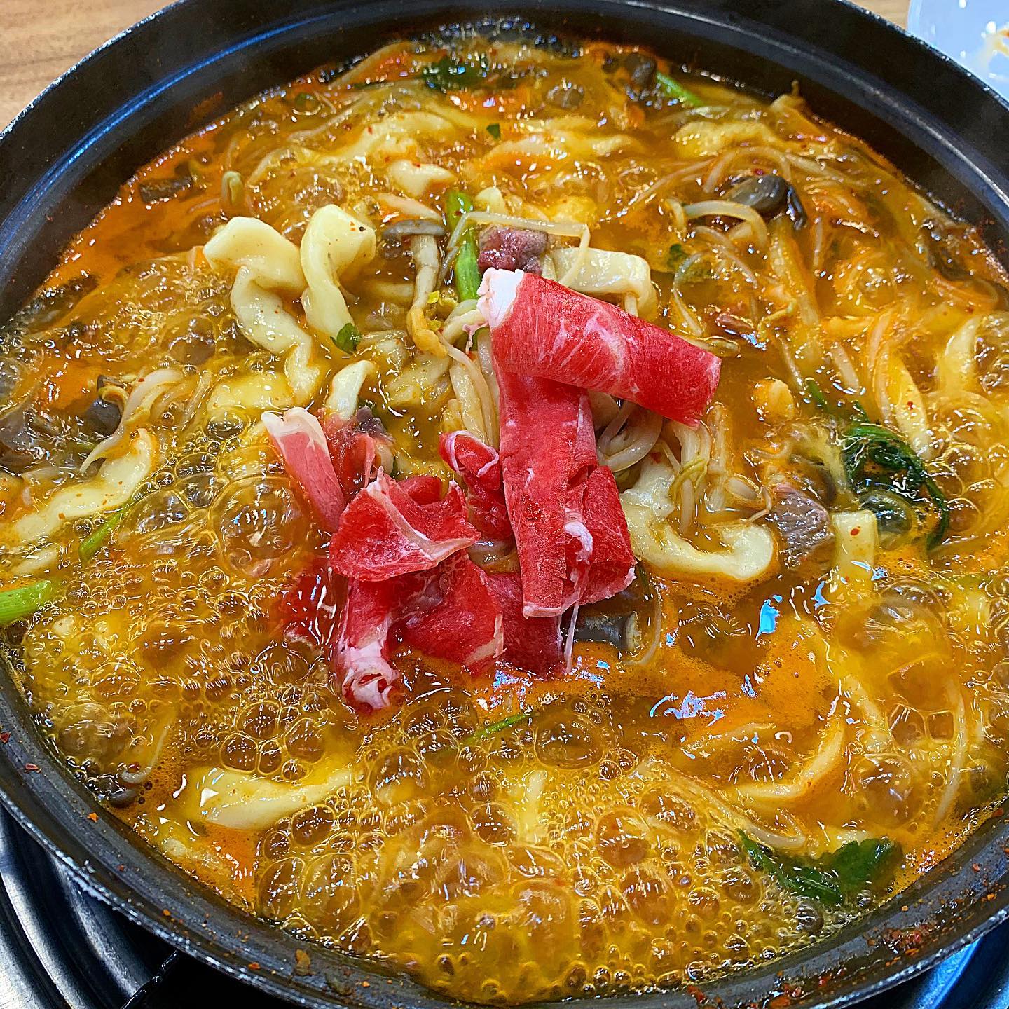 #협찬 
Day 98. / 이나경 등심 칼국수에서 건강하고 맛있게~♡

주 소 : 경기 수원시 영통구 원천동 589 중흥어뮤즈상가 지하2층 51~53호

❤하루만에 업데이트네요!! 여러분이 좋아하실 등x칼국수 뺨치는 맛있는 등심칼국수샤브샤브집을 후기로 들고왔어요 ㅎㅎ 이번에는 친구랑 먹으러갔답니다 ㅎㅎ

🧡광교에 있는 멋진 갤러리아 건물 건너편에 큰 아파트 상가인 어뮤즈스파 지하로 에스컬레이터를 타고 쭉쭉 내려가서 또다른 입구로 들어가면 맨안쪽 정면으로 칼국수집이 있어요!! 상가가 아니라 엄청 큰 아파트 상가라 찾는데 애좀 먹었네요!!

💛매장은 쾌적하고 넓은데다 밝은 조명이라 깔끔한 분위기였고 이모님들 한 세분이서 있으셨어요. 바로 샤브칼국수 2인을 시키고 둘러보는데 면을 직접 제면하신다더라구요! 엄청 기대가 됐어요 ㅎㅎ

💚딱봐도 직접 제면한 듯한 면과 빛깔좋은 고기, 미나리와 함께 팔팔 끓는 샤브샤브국물까지 빠르게 세팅해주셨고 저희도 빠르게 고기와 면을 넣고 끓였어요. 영상을 보시면 아시겠지만 미나리, 버섯, 숙주가 엄청 많이 나와요.

💙저는 칼국수는 야채 식감파라서 너무너무 좋았어요. 국물부터 먹어보니 깔끔하고 깊어 너무 맛있었고 그다음으로 야채 면 고기를 한입에 먹었는데 직접 만든 면의 생김새도 입안에서 느껴지고 고기와 국물의 섞인 육즙 그리고 야채들의 식감과 즙까지 어우러져 환상적이더라구요!!

💜여느때와 마찬가지로 20분만에 싹 비우고 이모에게 말씀드렸더니 볶음밥을 만들어 주셨어요 ㅎㅎ 여기 김치가 엄청 맛있는데 그걸 볶음밥에도 잘게 썰어 넣으니 식감부터 맛까지 정말 최고더라구요 ㅠㅠ 그리구 사진엔 없지만 사비로 마라만두라는것도 먹었는데 진짜 추천드려요!!

🤍광교 갤러리아에 방문하실일이 있거나 주변에 사신다면 저렴한 가격에 구성알찬 이나경 등심칼국수 방문 꼭 추천드리고싶네요!! 쓰다보니 또 침이 고여 점심먹으려 다녀올게요 총총..

#수원맛집#수원칼국수#수원샤브샤브#메뉴추천#광교호수공원맛집#광교호수공원칼국수#광교호수공원샤브샤브#아주대맛집#아주대칼국수맛집#아주대샤브샤브맛집 #수원 #광교맛집 #맛집 #맛집추천 #맛집스타그램 #맛집탐방 #음식 #음식스타그램 #맛스타그램 #먹스타그램 #먹방 #먹스타맞팔 #먹스타 #맞팔 #소통 #샤브샤브 #칼국수 #이나경등심칼국수