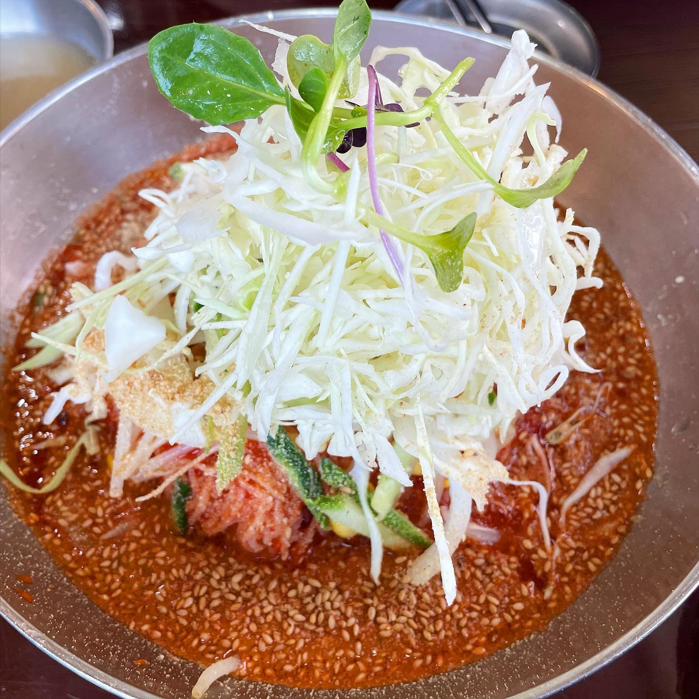 콩나물국밥집에서 콩나물국밥빼고 다시켜보았다 ..ㅋㅋㅋ 콩나물국밥은 무조건맛있고 나머지 메뉴들도 하나같이 다맛있음 맛을 낼줄아는 집😋 기본 육수랑 소스가 다 맛남 그와중에 비빔국수랑 돈가스가 진짜 핵맛.. 오랜만에 와도 맛이 변해 있지 않고 정성은 그대로인 집 완전강추 >.<💛💛