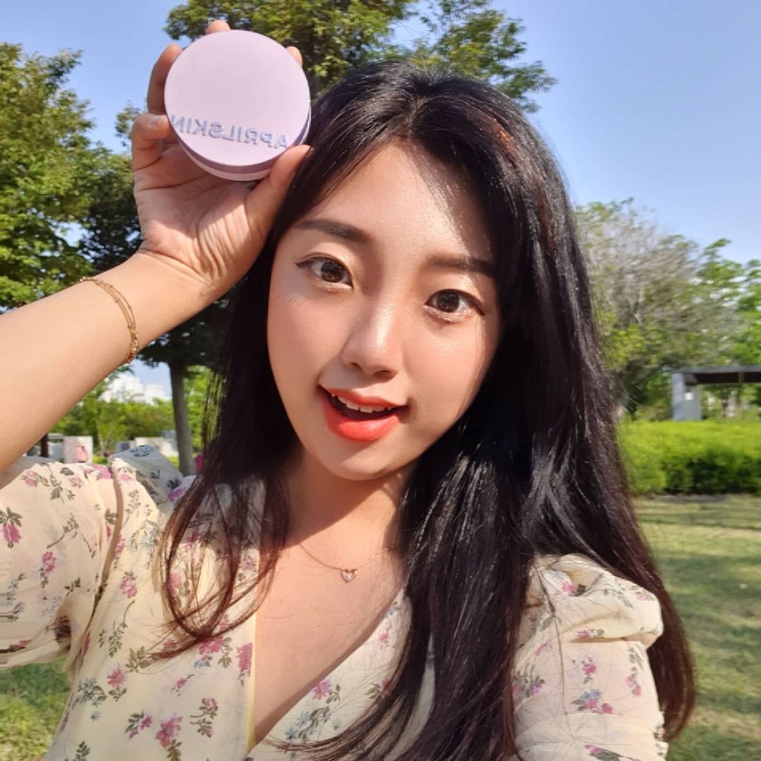  “#광고 1. 보라쳐돌이라면 좋아할 쿠션색상 2. 쿠션과 동영상 3-4. 제품이 예뻐서 찍어본 사진☺ 5. 소리켜고 보세요 친구가 쿠션은 이렇게 발라야 안 뜬댔어요🤣 6.일부러 노필터로 찍었는데 광 나는거 보이나요? 7.마스크 쓰고 한 시간 경과 후!…”