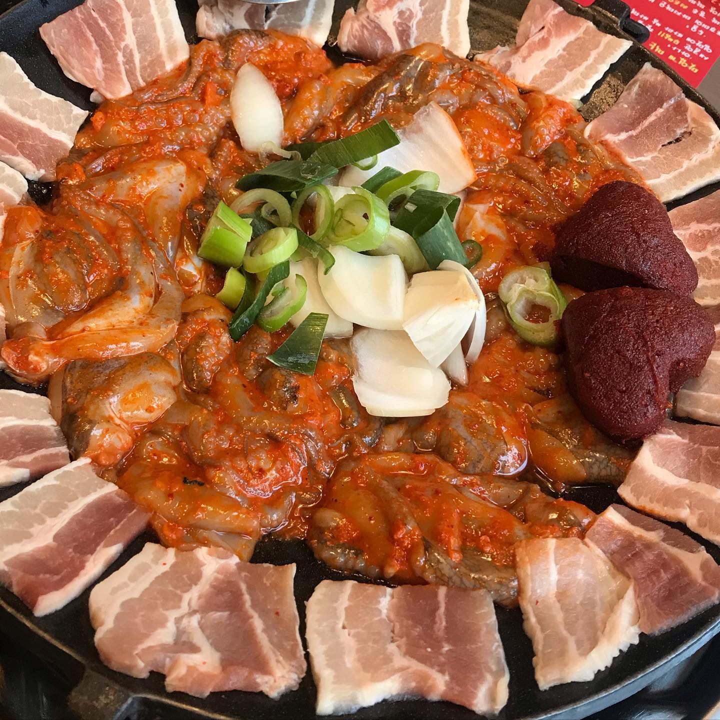 오랜만에 업데이트😆

천호 쭈꾸미골목에서 나는 요기만 10년째 단골🐶

쭈삼도 맛있지만, 보들보들 치즈계란찜이 정말 맛있는 곳.

익숙한 곳에서, 좋은 사람과 맛있는 점심 🐰🐰
.
.
.
.
.
.
.
.
.
.
.
.
.
.
.
.
#천호 #쭈꾸미 #쭈삼 #천호맛집 #먹방 #먹스타그램 #잠실맛집 #송파구맛집 #천호쭈꾸미 #일상 #소통 #데일리 #선팔 #맞팔 #좋아요 #좋아요반사 #날치알볶음밥 #치즈계란찜 #맛집추천 #천호역맛집 #최고 #기분좋은날