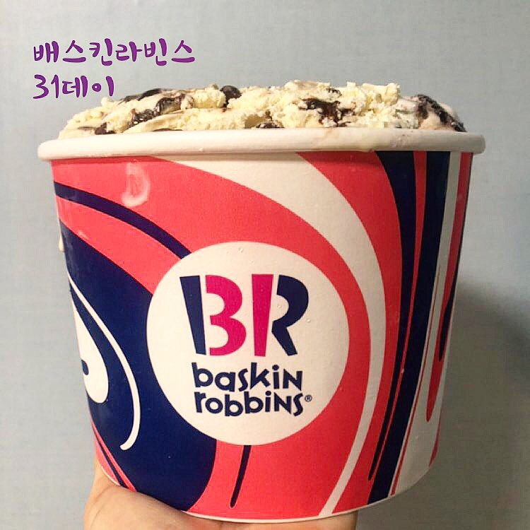 #BR #배스킨라빈스
baskinrobbinskorea
#제품협찬
⠀
배~스킨~라빈~스 써리~원!
이 게임 아는 사람🙋🏻‍♀️
전국민 다아는 배라표 31일 맞이법🧚‍♀️
⠀
패밀리를 하프갤런으로 무료업그레이드🎶
무려 4,000원 할인!_!
이런 할인이라니 배라 당신,,역시,,💜
⠀
저는 이달의 맛인
#아이스홈런볼 또 담아왔구요🙆🏻‍♀️
#민트초콜릿칩 이랑
#초콜릿무스 이 조합 무조건입니다요‼️
#사랑에빠진딸기 도 #바람과함께사라지다 랑
비슷하지만 완전 다른 매력!
딸기+치케+초콜릿 합쳐진 그냥 맛천재,,🚀
⠀
글구 이번 31DAY에는
해피앱에서 홈런 스크래치 이벤트까지!
긁었는데 꽝? 이런거 배라는 용납못함⚡️
무조건 7가지 혜택 중 1가지는 당첨☄️
통큰 배라다 이거에요🌝
⠀
월말에는 역시 배라로 마무리해야쥐요♥️
배라로 달려가서 여섯 가지 행복 겟하세용😘
⠀
⠀
⠀
#배스킨라빈스 #명랑한배라일상 #배라서포터즈 #31DAY #31홈런데이 #배라이벤트 #홈런스크래치 #디저트추천 #배라 #하프갤런 #배라추천 #배라하프갤런 #아이스크림맛집 #배라아이스크림 #먹스타 #5월마무리 #행복스타그램
⠀