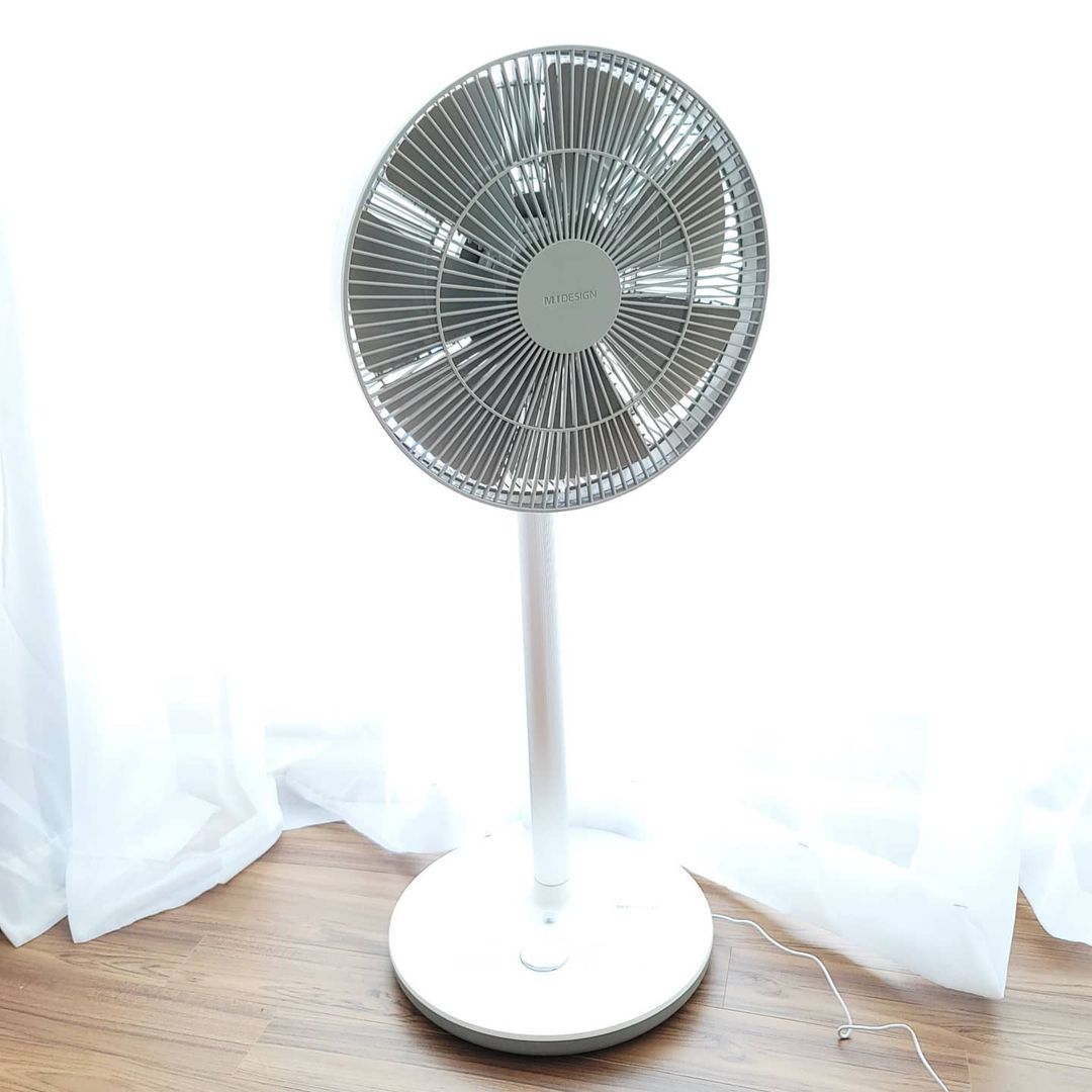  “#협찬 시원한 여름을 위해 엠아이디자인 서큘레이터로 미리 준비했어요 ⠀ 디자인가전 전문 브랜드답게 집안 어디에 두어도 심플하고 예쁜데요 ⠀ 조용하면서 부드러운 바람으로 20미터까지 멀리 전달해 줄뿐더러 황사, 초미세먼지까지 걸러주는 H13 필터도…”