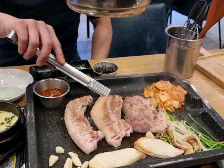 #협찬

숙성삼겹살,목살 찐맛집 🐽
대구혁신도시맛집 #배가상회 !!

고기부터 밑반찬 하나하나 맛 없는게 없는 집~
재래기 잡채 비냉 된찌 모두 다
간이 잘 되어서 너어무 맛있네요//
고기도 부드럽고 특히 비냉이 진짜 맛있어서
고기랑 함께 쌈싸먹으니 완전 꿀맛s
돌판에 구워서 더 맛있는 고기였어요~
음식 질도 좋지만 직원분들도  친절하셔서
기분좋게 식사하고 나왔어요
2층에는 넓은 놀이방도 있기에
아이들과 식사하러 가기도 좋을것 같아요
식당 맞은편에 넓은 주차장이 있으니
주차도 편히 할수있는곳이랍니다
가성비도 좋고 맛도 좋고 편의시설까지 좋은
배가상회 또 방문할께요//

#디너의여왕 #대구혁신도시맛집 #각산동맛집
#반야월맛집 #대구동구맛집
#대구혁신도시놀이방 #대구동구삼겹살
#삽겹살맛집 #찐맛집