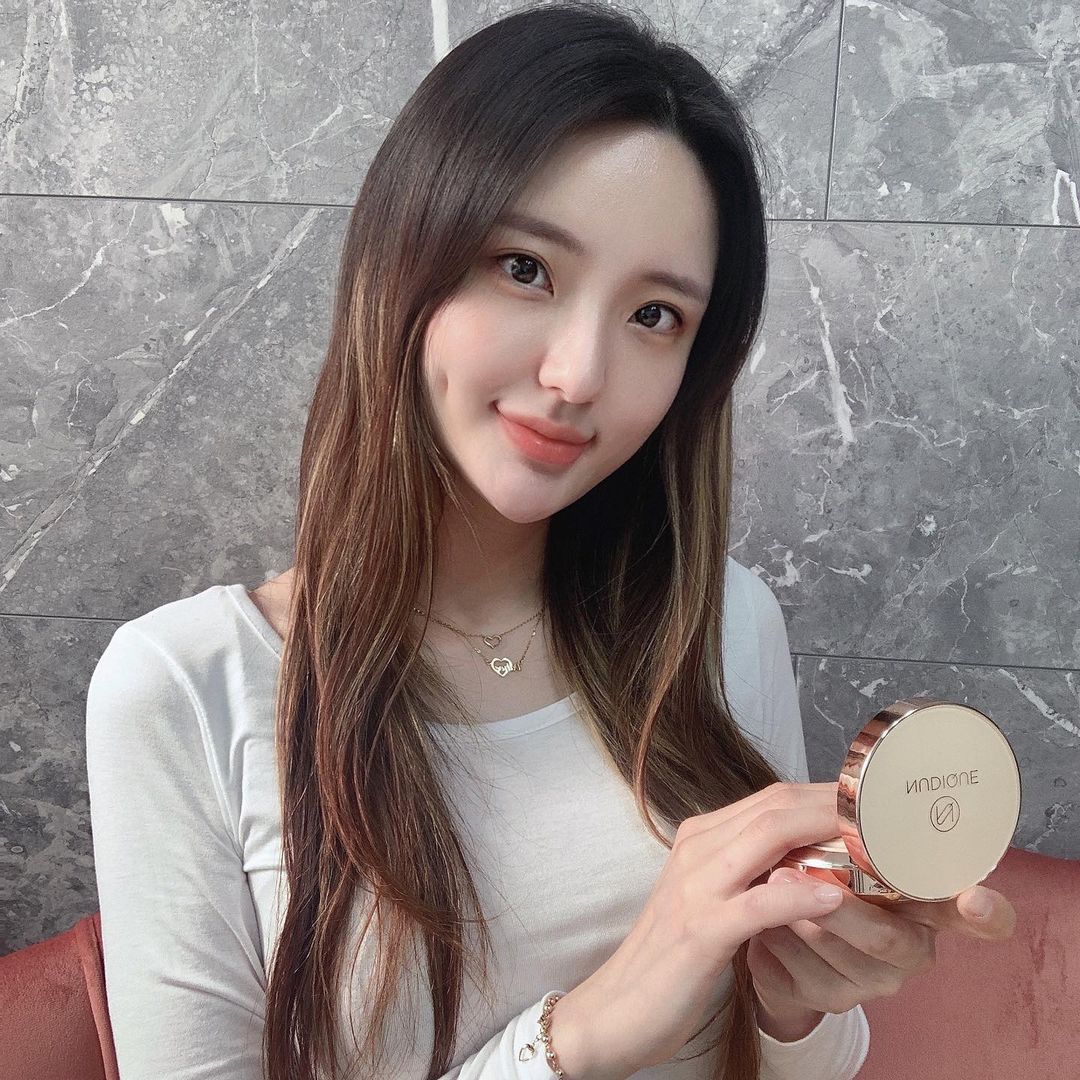  “#협찬 광채/ 보습감/ 커버력까지 완벽한 #누디크#순살쿠션#반살쿠션 피부 본연을 지켜주는 초유성분이 함유되어 있어 메이크업을 하는 중에도 피부 장벽과 피부 균형을 강하게 만들어 건강한 피부로 만들어준다 결점 없는 완벽 커버를 위해 미세 포뮬러가 얇게…”