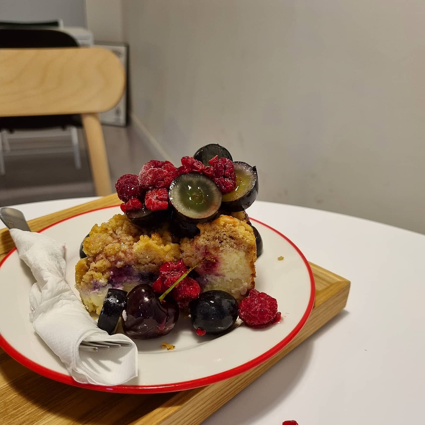 💫 #성신여대카페 / 카페 평행선 💫

🍰 베리베리치즈케이크 (6300)

진짜,,
여긴 리뷰를 안쓸 수 가 없다
아니??사실 쓰기 싫기도 하다
왜냐면 너무 유명해질까봐;;;
진짜 너무 유명해져서 케이크 맨날 품절될까봐..ㄱ-
그리고 내가 맨날 앉는 자리 누가 앉아있을까봐ㅠㅠ
레알 망설여짐
그치만 공익정신을 발휘해서..먹스타그래머로서의 ..어쩌고를 생각해서 올립니다
집 근처에 이런 찐 맛집카페있다는건 행운이다
진짜 여기의 거의 모든 디저트를 먹어봤는데 하나같이 다 맛잇다.. #당충전 대박임 걍

내 최애는 요거트케이큰데 오늘 품절이라ㅠ(제발 내꺼 남겨놔줘)
시도를 해봤는데 왠걸?? 진짜 ㅈㄴㅈㄴ맛있다 한입먹고 눈 튀어나옴
난 사실 치즈케잌을 그닥 안좋아하는데..
근데도 그입에도 맛있다;; 나 사실 치즈케잌 좋아했나봐:) 내가 그동안 먹은건 가짜 치즈케잌이었다..
바사삭하는 식감과..개진한 치즈의 풍미.. 베리의 상큼함ㅜ 한입먹고 커피빨면 진짜 천국임 과제 개잘됨

아아..너무 디저트얘기만 쓰네 커피도 맛있음
빨대도 옥수수빨대를 쓰심..#환경지켜
내가 협찬아닌 리뷰 이렇게 길게쓰는 경우 잘없다..
#진심이란소리
근처살면..먹어야함
멀리서까진..오지마세요 내 케잌 품절되면 안됌..:) 내가 먹어야댐
친구생일케잌도 여기서 주문함..반응 아주 좋았음 당연함. 홀케잌 예약주문 받으시니 강추합니다 케잌디자인보다 맛이 중요한 맛잘알분들께 특히 추천합니다^^ ♡
그럼 안뇽

#냠냠린_성신여대