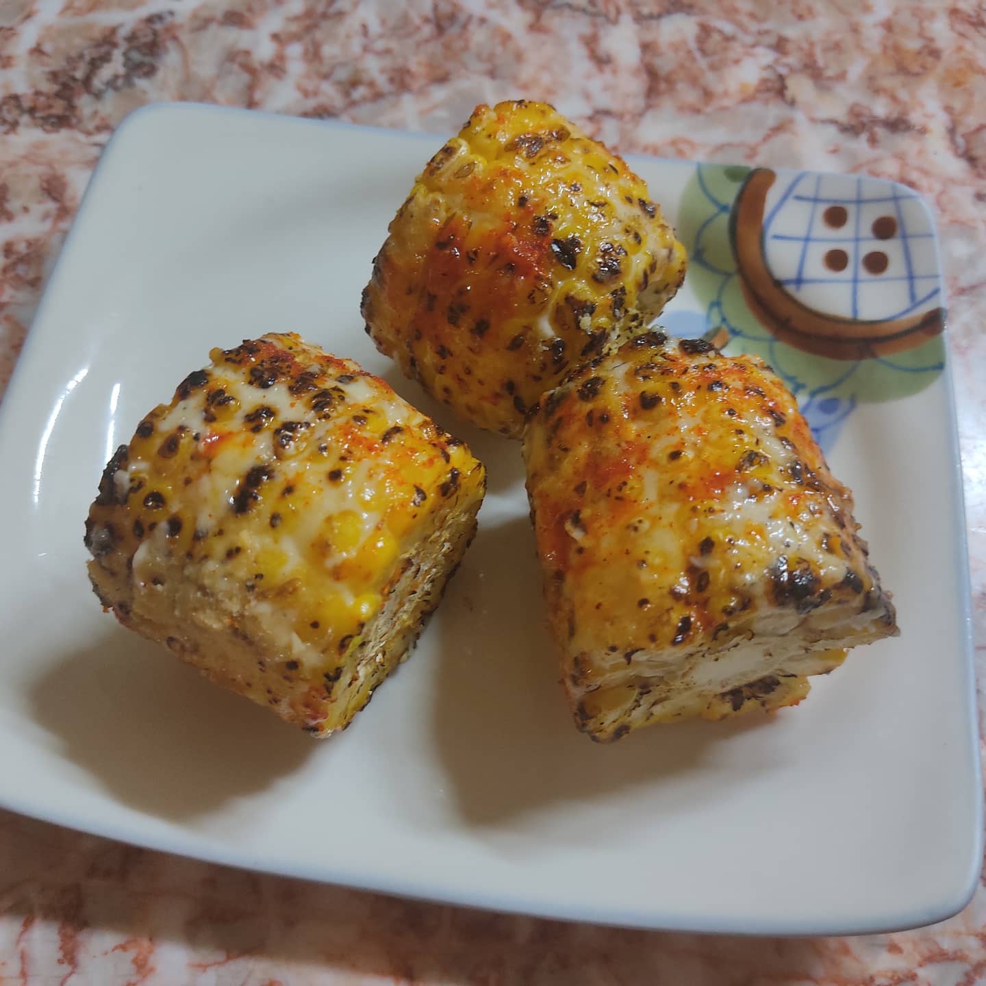 초당옥수수는 그냥 먹어도 아삭하고 맛있지만 마약옥수수 해먹었을 때 최고인 것 같아요.

---
1. 토치나 가스레인지로 겉을 살짝 그을려서 군옥수수 맛을 내요.
정말 제대로 된 향까지 내고 싶다면 숯불에서 하면 좋지만, 너무 번거로우니 생략.
당도가 높기 때문에 금방 타니까 얼른 돌려야 돼요.

2. 다 구워진 옥수수 겉에 마요에즈를 발라요. 
이대로 살짝 또 구워주면 우리가 안주로 자주 먹는 콘옥수수 맛이랑 비슷해요.

3. 기호에 맞춰 치즈 시즈닝이나 파프리카 가루 같은걸 뿌려줘요.
개인적으로는 마요네즈엔 치즈가루가 정말 잘 어울리는 것 같아요.

길거리 음식으로 마약옥수수 유명하죠? 
먹어본 적은 없지만 먹자마자 그게 이 맛일거라 확신했어요.
적당히 아삭한 식감이 살아있으면서 따뜻하고 달콤한 즙과 겉에 바른 양념들이 너무 잘 어울려요.
---

그리 어렵지 않으니 집에서 입 심심할 때 강추합니다 ♥

#마약옥수수 #집밥 #먹스타그램 #먹스타맞팔 #초당옥수수 #요리 #셀프 #좋아요 #팔로우 #♥