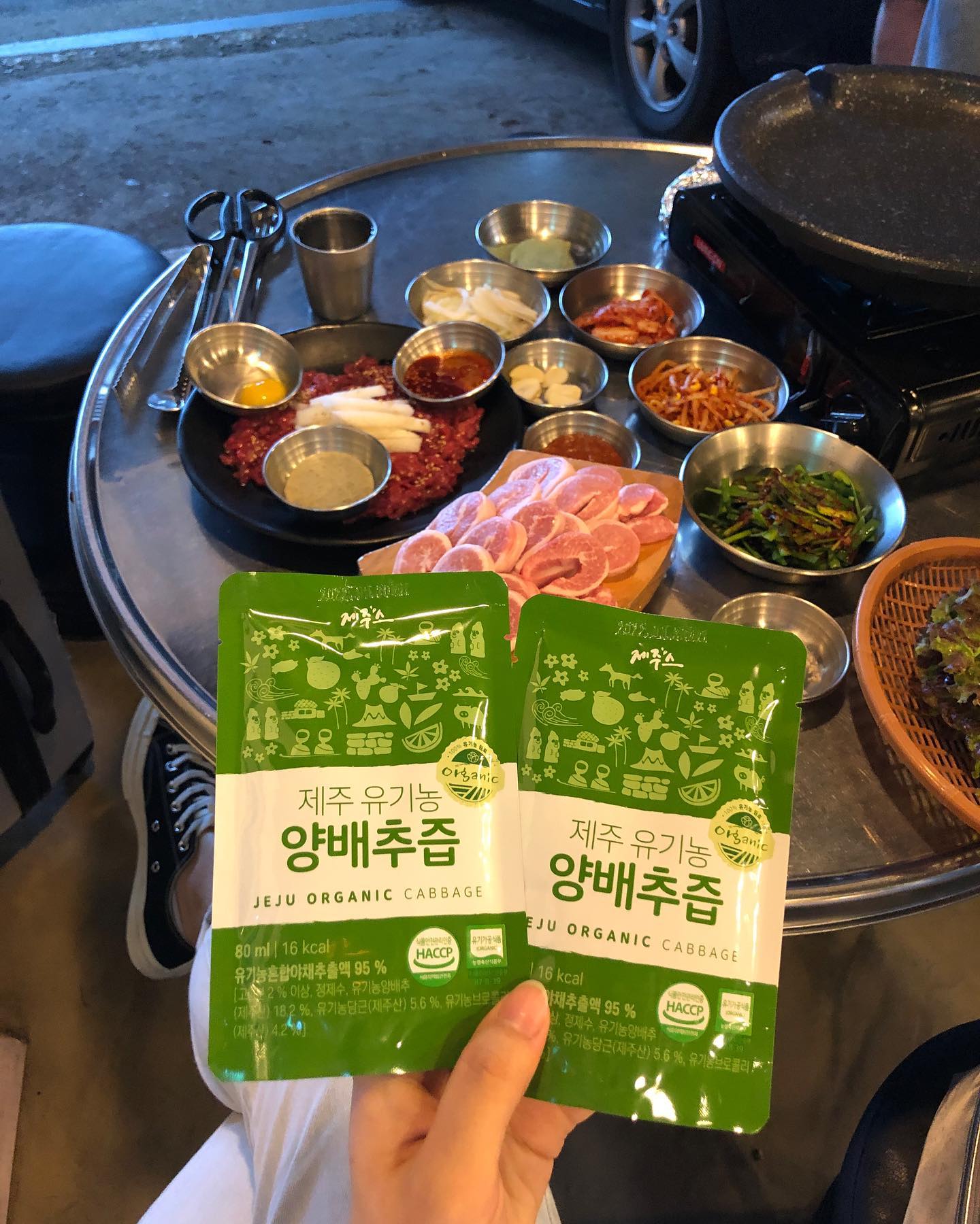 늘 내 핸드백 속에 넣고
다니는 양배추즙🔆 진짜 최고시다.
.
붓기 빠지는 즙이란 즙은 다 먹어봤는데, 사실 드라마틱한 효과는 못봤다.
.
양배추는 소화에 더 좋은 거라
붓기 기대는 안했는데, 왠걸 ㅎㅎ
오히려 식사나 음주 전 위 보호와
식후에 소화가 빨리 되서
붓기가 더 없어요!!!!😆😆😆👍🏻
역시 홈쇼핑 완판 염경환양배추즙, 국민양배추즙 ‼️‼️‼️💯
.
진짜 진짜 먹을 때랑 안먹을 때랑
차이가 확연하고요.. 그리고 다이어트 할 때 양배추가 그렇게 좋다고 하지만.. 사실 상 먹기가 너무 힘든데.. 요 양배추즙은 맛있어요.. 평생 먹을 것 같아요.. 진심으로 ❤️
.
제주산 유기농 양배추, 브로콜리, 당근으로 만들어진 유기농 양배추즙이라
훨씬  속이 편안해지고 가벼워진 효과
보실 겁니다.. 정말 가슴에 손을 얻고 말합니다.. 최곱니다.. 호박즙 보다 100배 좋습니다.. 진짜입니다..
저는 이제 2팩 밖에 남질 않았어요 ㅜㅜ🥲🤤
.
홈쇼핑 완판 염경환 양배추즙 신규 리뉴얼 상품이라고 해요!!
온가족이 같이 먹을 수 있는 즙!
저보단 엄마가 훨씬 더 즐겨 드세요😄
.
정말 강력 추천 드리오니, 꼭 양배추즙은 요걸로,, 픽해보셔요 제발!!🙏🏻
.
.
.

#협찬 #양배추즙 #양배추즙추천 #유기농양배추즙 #양배추즙효능 #유기농양배추즙 #국민양배추즙 #과식 #소화불량 #배불러#즙#즙추천#즙다이어트#즙스타그램