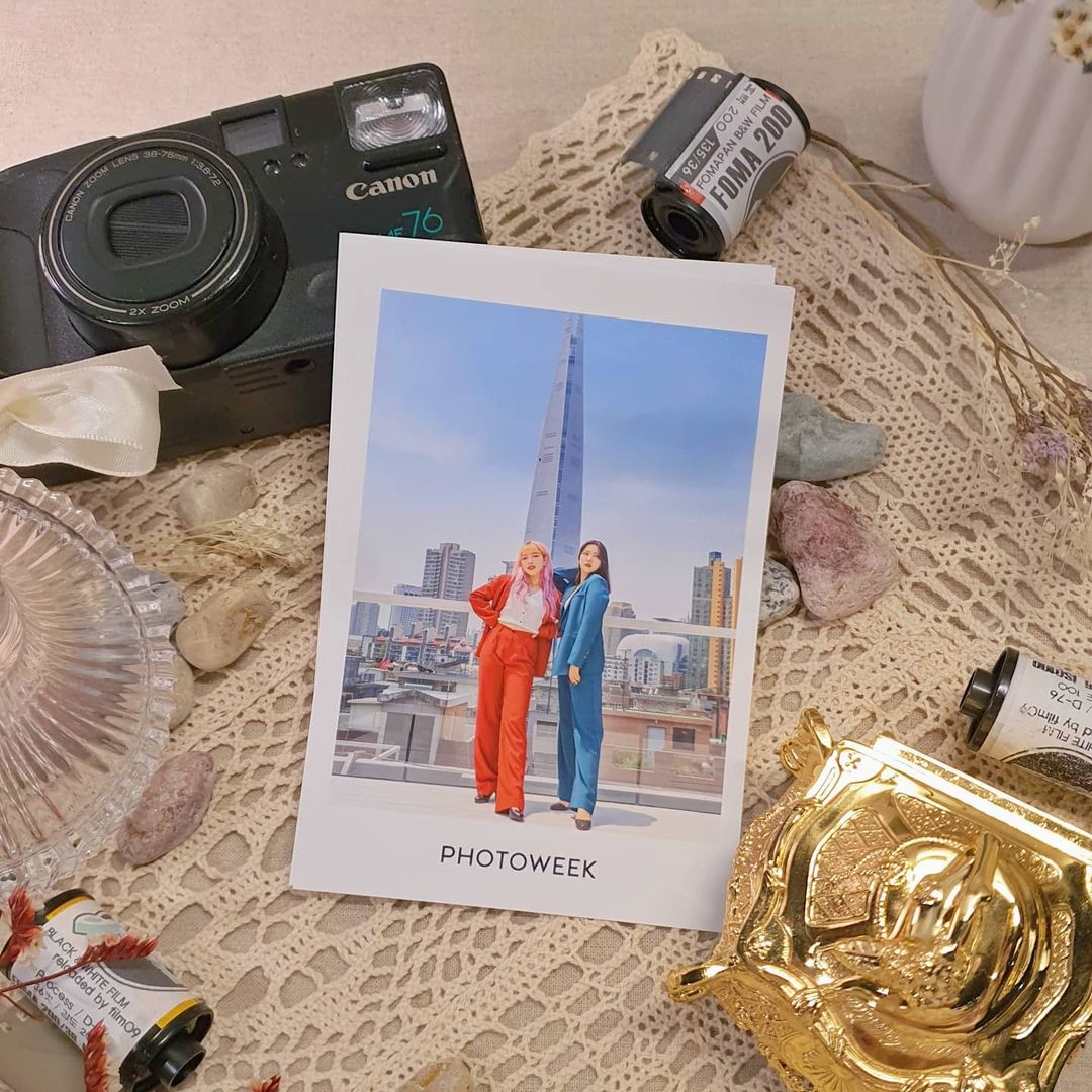 김예지 Yeji on Instagram: “송리단길 #포토위크 에서 셀프 사진 찍고왔어요‼️📸 제가 좋아하는 비비드 컬러 퍼플 배경에서도 찍고 루프탑에서는 롯데월드타워가 보여서 루프탑 사
