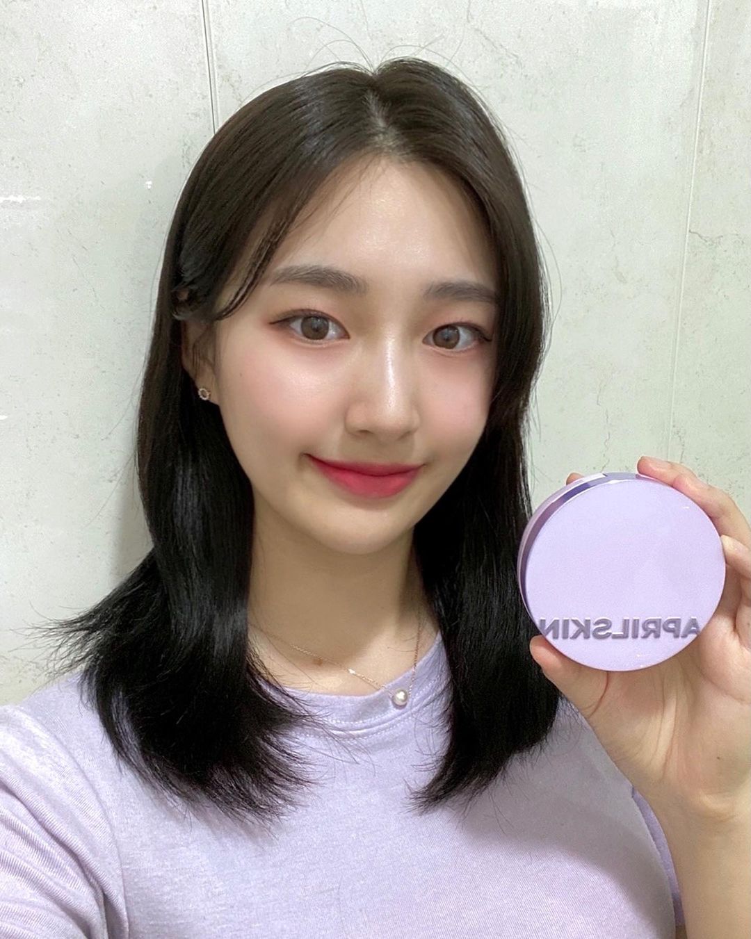 최은경 on Instagram: “💜에이프릴스킨 초슬림쿠션💜 @aprilskin_korea #협찬 - 에이프릴스킨 초슬림쿠션을 사용해 봤어요❗️ 발림성이 공기처럼 가볍고 답답하지 않았어요. 가장 좋