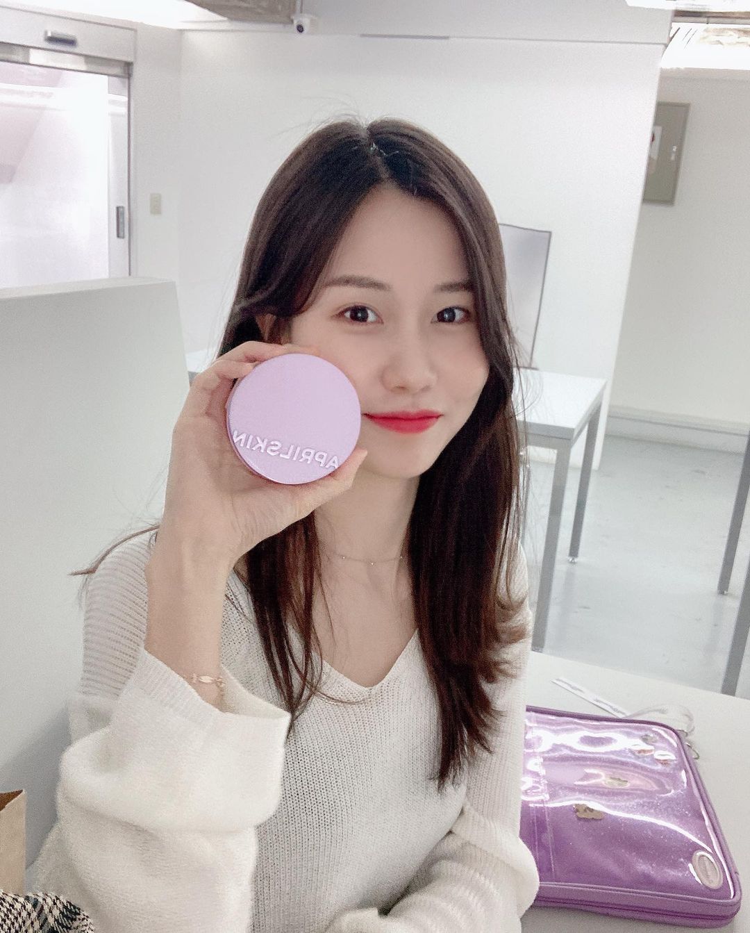 유민 (@umini__mini) posted on Instagram: “#협찬 💜에이프릴스킨 초슬림쿠션💜 에이프릴스킨에서 새로 출시된 초슬림쿠션!! 파우더리하고 가벼운 마무리감으로 마스크에 잘 묻어나지 않아서 넘