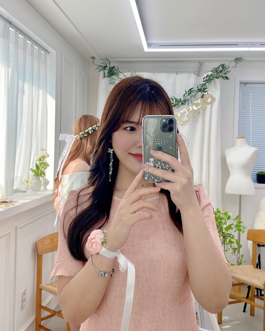 🌷 on Instagram: “우리의 브라이덜샤워를 빛내주었던 귀걸이✨ 핸드메이드 귀걸이인데 넘모 이쁘죠 💛 각자 스타일로 사이좋게 나눠끼고 열심히 찍었다 확실히 귀걸이는 있고 없고 차이가