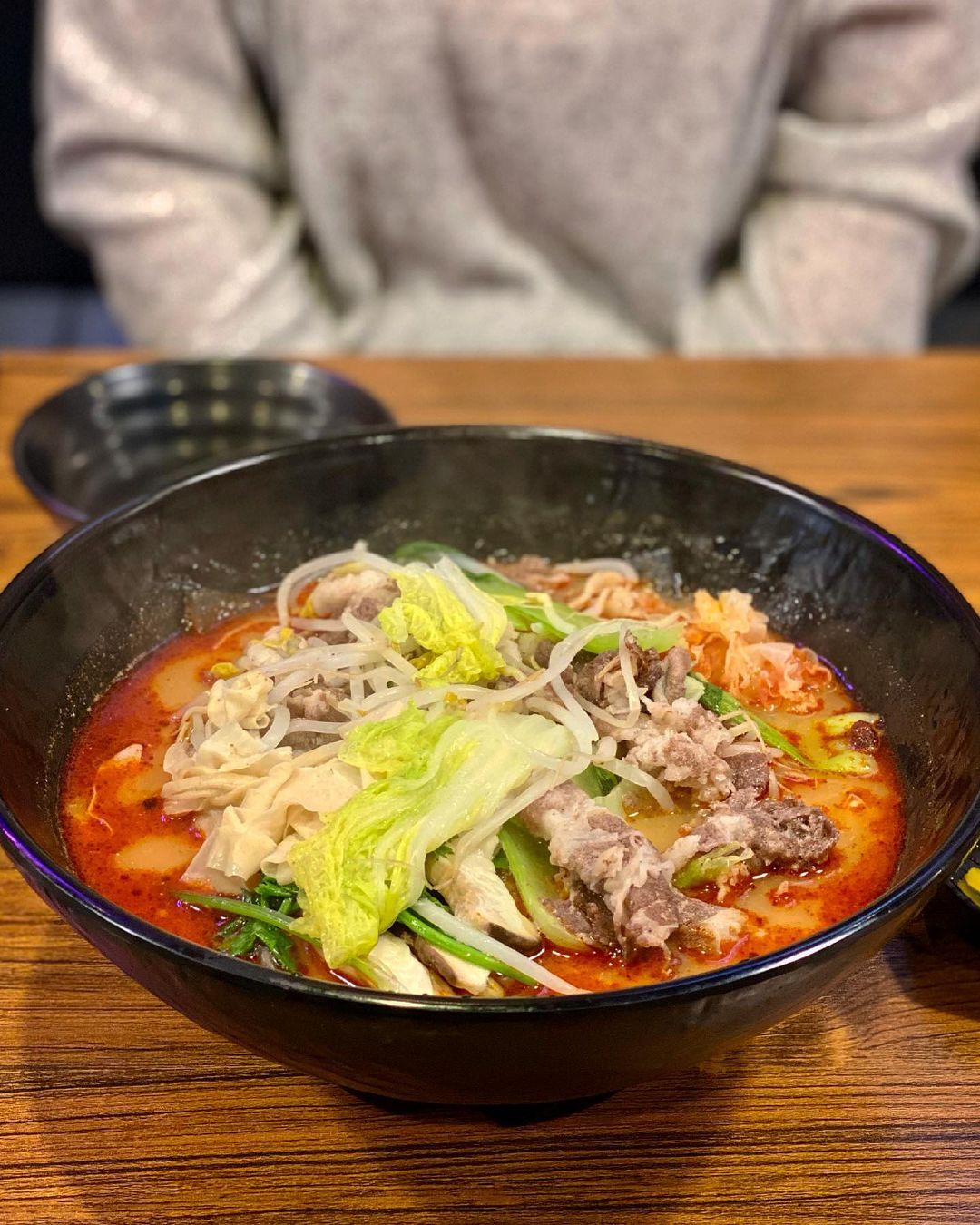 🌷 (@0511hi) posted on Instagram: “#협찬 #도미라 #도미라부천점 마라탕 꺼려했던 선영이와, 마라탕 첫경험 울마미 둘 다 아주 싹싹 긁어먹고 온 마라탕집 🍜 꿔바로우 바삭바삭asmrrrrrr 넘 마이쪄