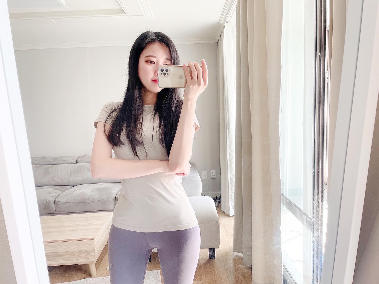 불금 잘 보내고 계신가용❤️
저는 남편 워크숍 가구 집에서 혼자 불금을 외롭게 보내고 있어요ㅎㅎㅎ
정확히는 코코랑 둘이ㅎㅎ😆❤️
코코 보고싶어하시는 분들 많으신데 지금 코코 너무 털쪄서 조만간 미용하구 코코근황 보여드릴게요!😍

#불금스타그램 #외로운불금 #홈트하는여자 #레깅스핏