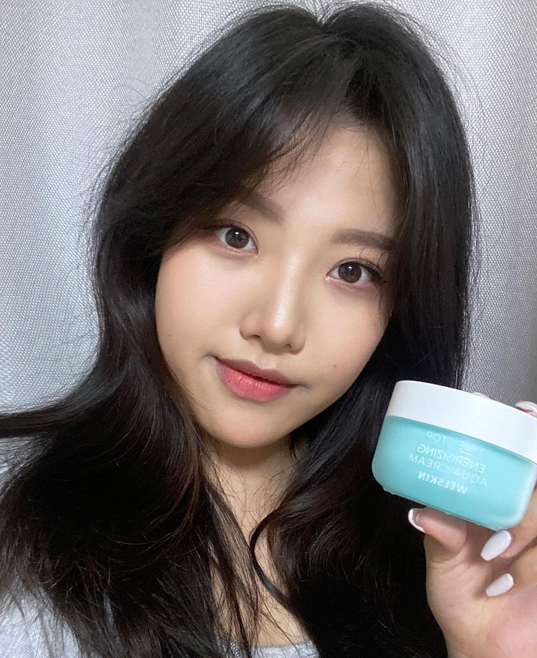 배윤서 on Instagram: “웰스킨 타임스탑 에너지이징 아쿠아크림💙#협찬 수분감이 많고 쿨링감이 있어서 여름에 사용하기에 너무 좋은 크림이에요 흡수도 빨리되고 끈적거리지않아서 요즘 기