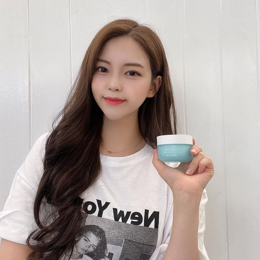 나리 on Instagram: “#협찬#광고 요즘 같은 날씨에 더더욱 사용하는 🤍웰스킨 타임스탑 에너자이징 아쿠아크림🤍 수분감 up 쿨링감 up 부드러운 발림성 겉과 속이 빠르고 꽉 꽉 채워지는