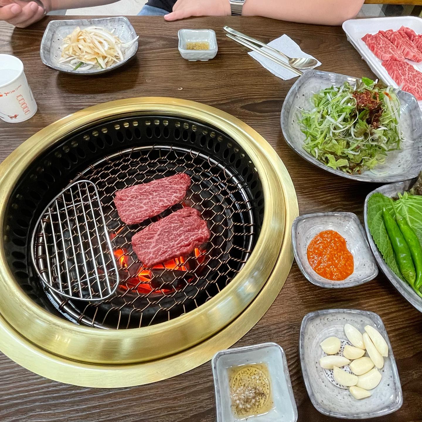 오늘은 웅쓰와 사귄지 ✌🏻주년 되는날

나중에 자식들한테 오늘있었던 아빠의 만행에 대해서 다말해줄거다😒 그치만 좋은날 드라이브도 하구 고기사줬으니까 1절만 할게!🤪 #고기는언제나옳다 평양냉면은 처음먹어보는데 원래 이런맛인가,,, 웬만한 냉면은 다 뿌셔봤지만 이번 평양냉면같은 맛은 처음이당,,, 저녁먹고 카페가서 청첩장도 고르고 이젠 다~했다! #D-103
