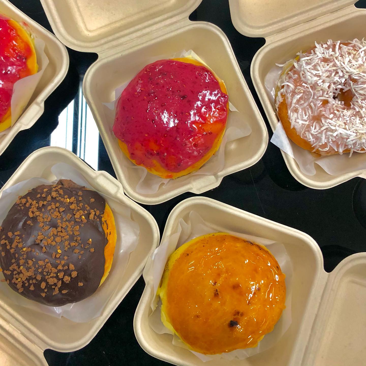 너무 맛있는 도넛🍩 
#도넛인사이드도넛 

독산동에 있는 도넛집인데요!
개인적으로 저는  노티* 도넛보다 더 맛있었어요!!
안에 크림도 진짜 맛있구 크기도 커서 넘 죠아요ㅎㅎ

놀토보다가 여기 티비에 나와서 완젼 반가웠던😆😆

사장님 얼른 몸 나으시구🙏
배달도 다시 됬으면 좋겠어요😭😭

라즈베리 초코 크림브릴뤠 코코넛 먹어봤는데
진짜 다 맛있어요!!!

#도넛인사이드 #인사이드도넛 #디디도넛 #도넛맛집 #서울도넛맛집 #디저트맛집 #놀라운토요일 #햇님먹방 dd__onut