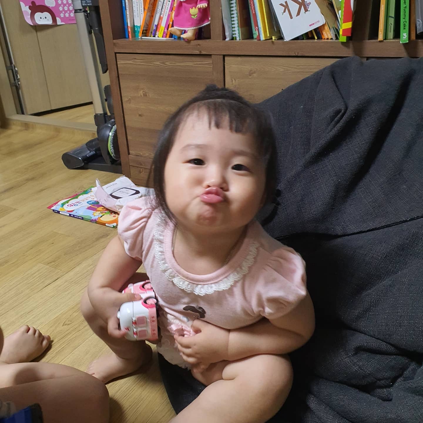 요새 밀고있는 표정~
소이뽀뽀 라고하면 우~~하고 
달려오는 귀요미♡
사랑이 넘쳐서 오빠들한테도
뽀뽀해달라고~~
어쩜 이렇게도 사랑스러울까~?♡-♡
