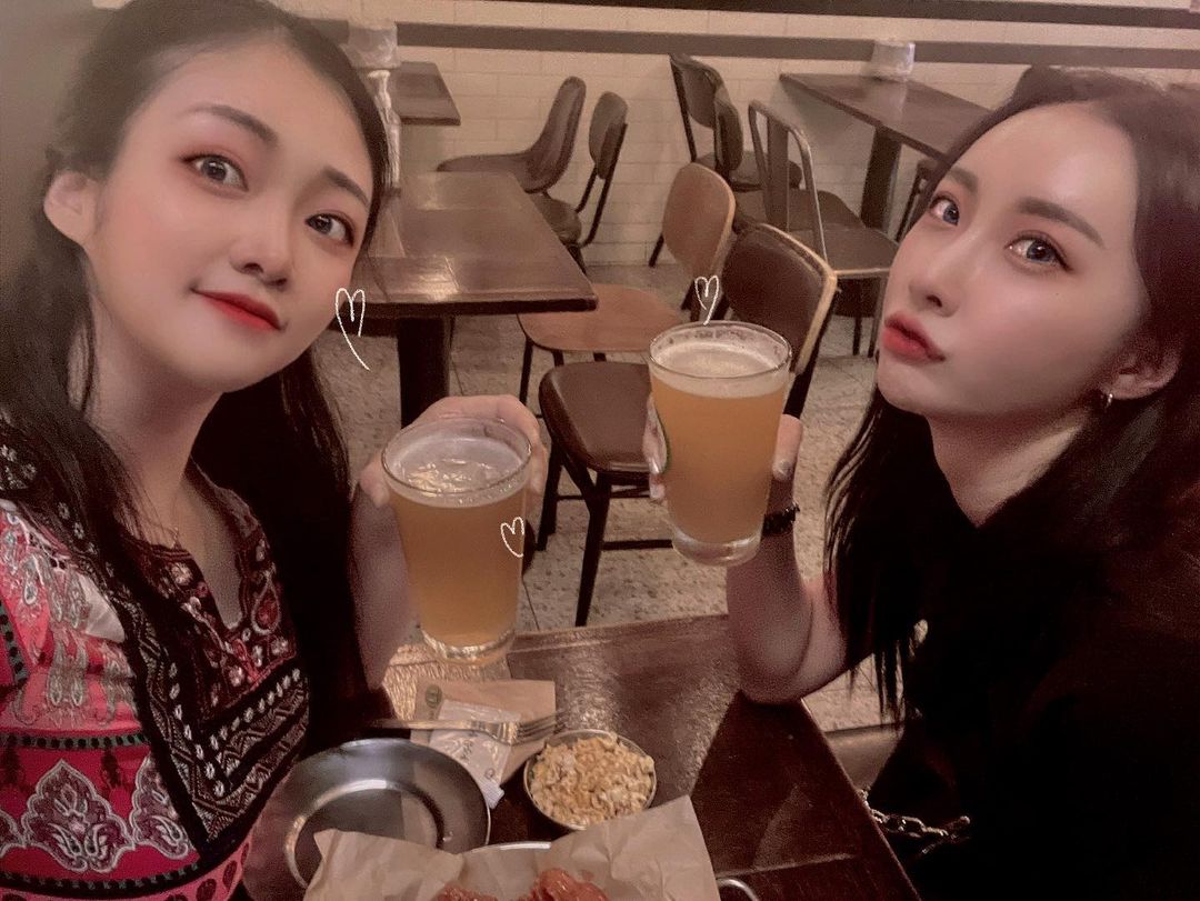TWO SEUL on Instagram: “무지막지하게 더운 여름날 분위기 좋은 치맥이지🥳 노이어+생활밀맥+반반치킨=🤍 . 노이어 맥주가 진짜 내 취향🤤🤤🤤 향기로운 과일향이 뿜뿜하는 특별한 에일 맥