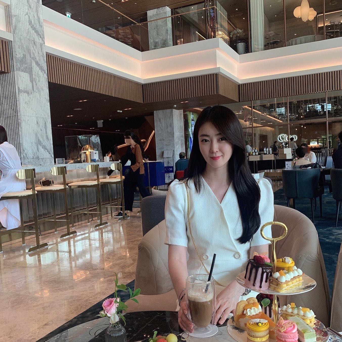 🏷 엘류레 퍼프트위드원피스2color  #그레이스블리 

격식있는 자리에서 예쁘게 어울릴, 
단아한 분위기의 썸머 더블 트위드원피스예요🤍

✔️스토어팜업데이트완료
✔️컬러 : 화이트, 소라 
✔️사이즈 : S, M, L 

프로필 링크에 예쁜 제품 많이 있으니 찾아주세요💕

#그레이스블리쇼핑몰 #gracevely