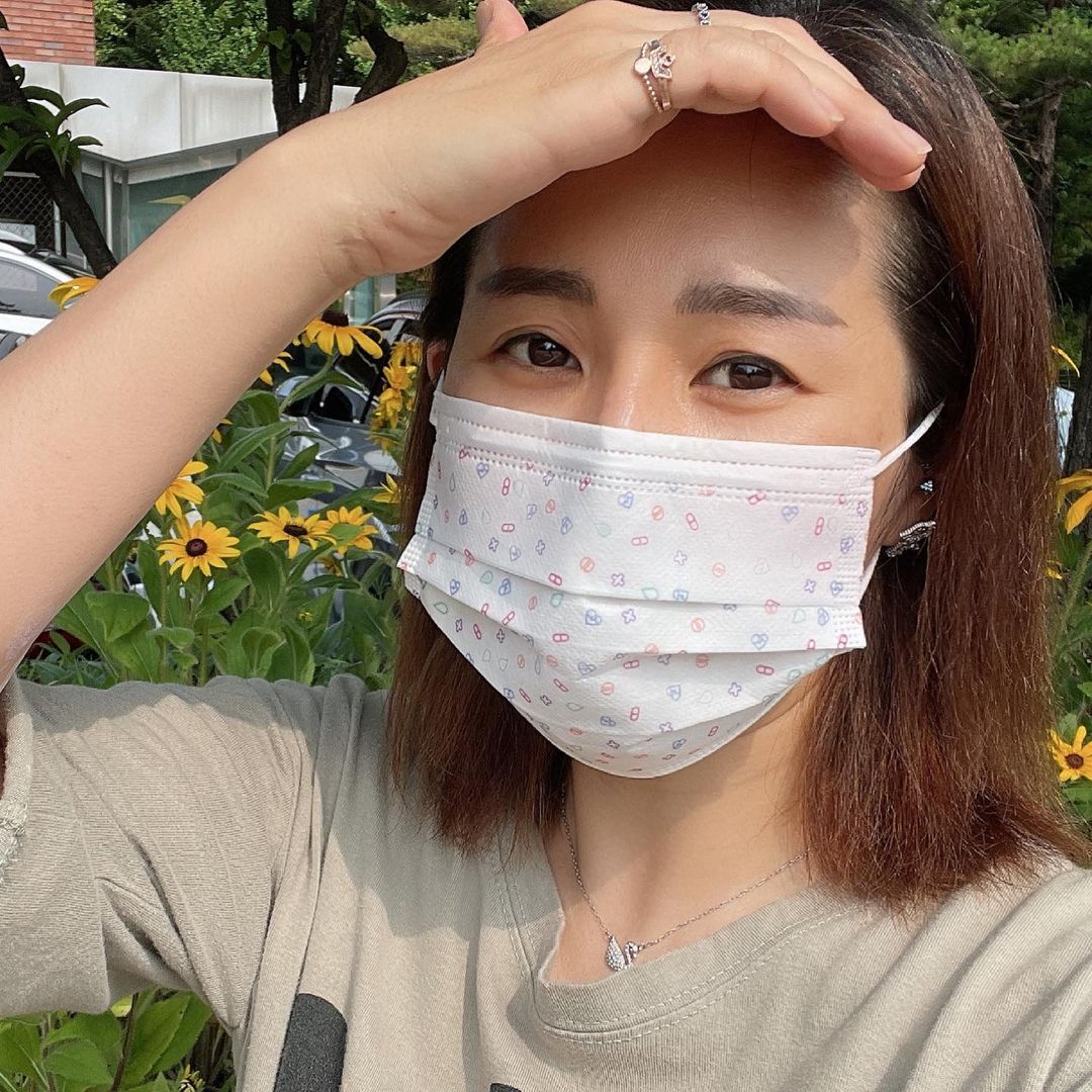 신여사 on Instagram: “#협찬 . 제가 너무나 애정하는 💜💜 [SPECKER] 코모드 패션디자인마스크 . 너무너무 예쁜 마스크 감사해요~ 여름 분위기나고 시원해보이는 이쁜이들~ 300종류나